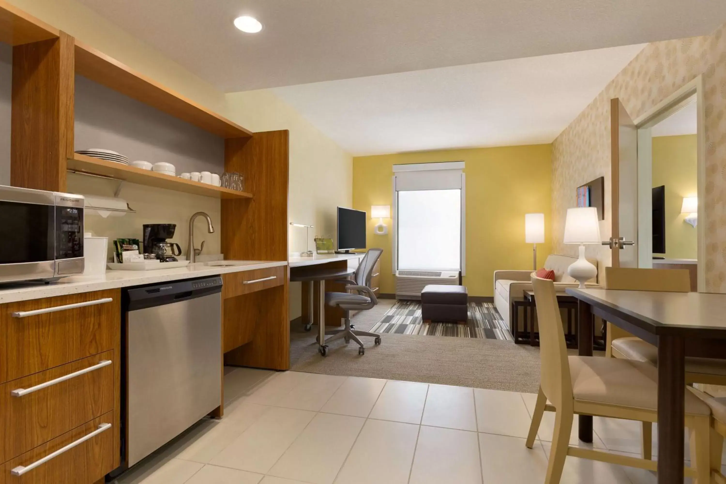 Photo of the whole room, Kitchen/Kitchenette in Home2 Suites By Hilton Gainesville