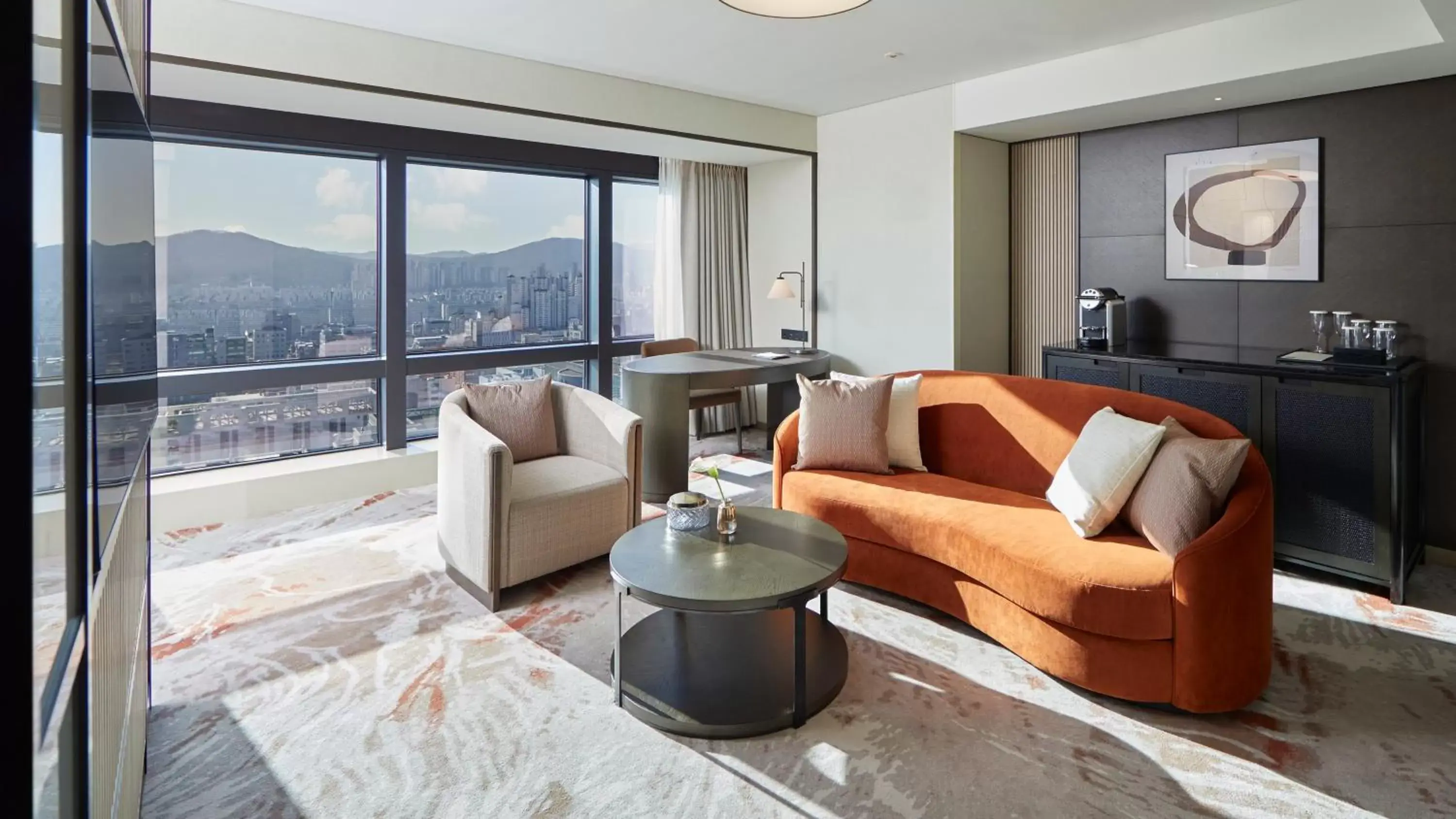 Photo of the whole room, Seating Area in Grand InterContinental Seoul Parnas, an IHG Hotel