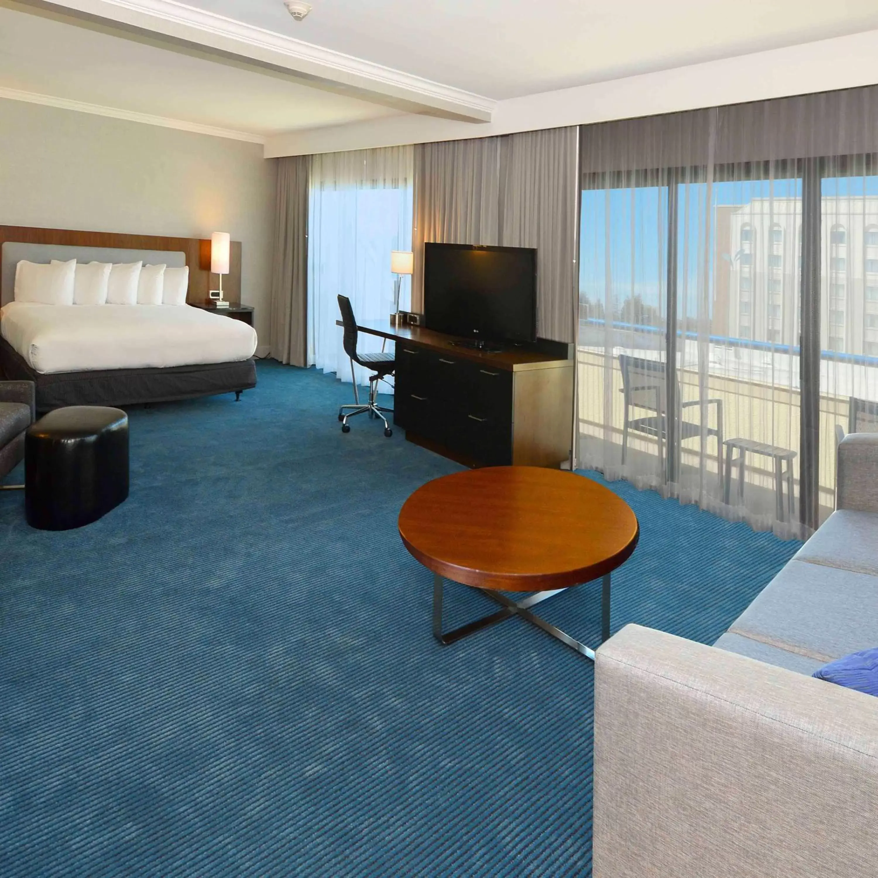 Bedroom, TV/Entertainment Center in DoubleTree by Hilton Newark-Fremont