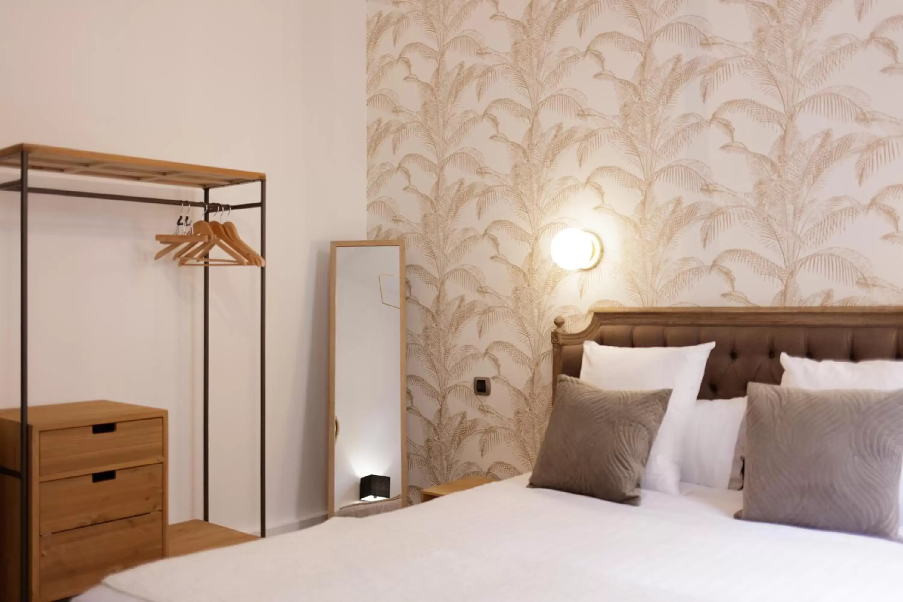 Property building, Bed in Hôtel La Résidence Property building, Bed in Hôtel La Résidence