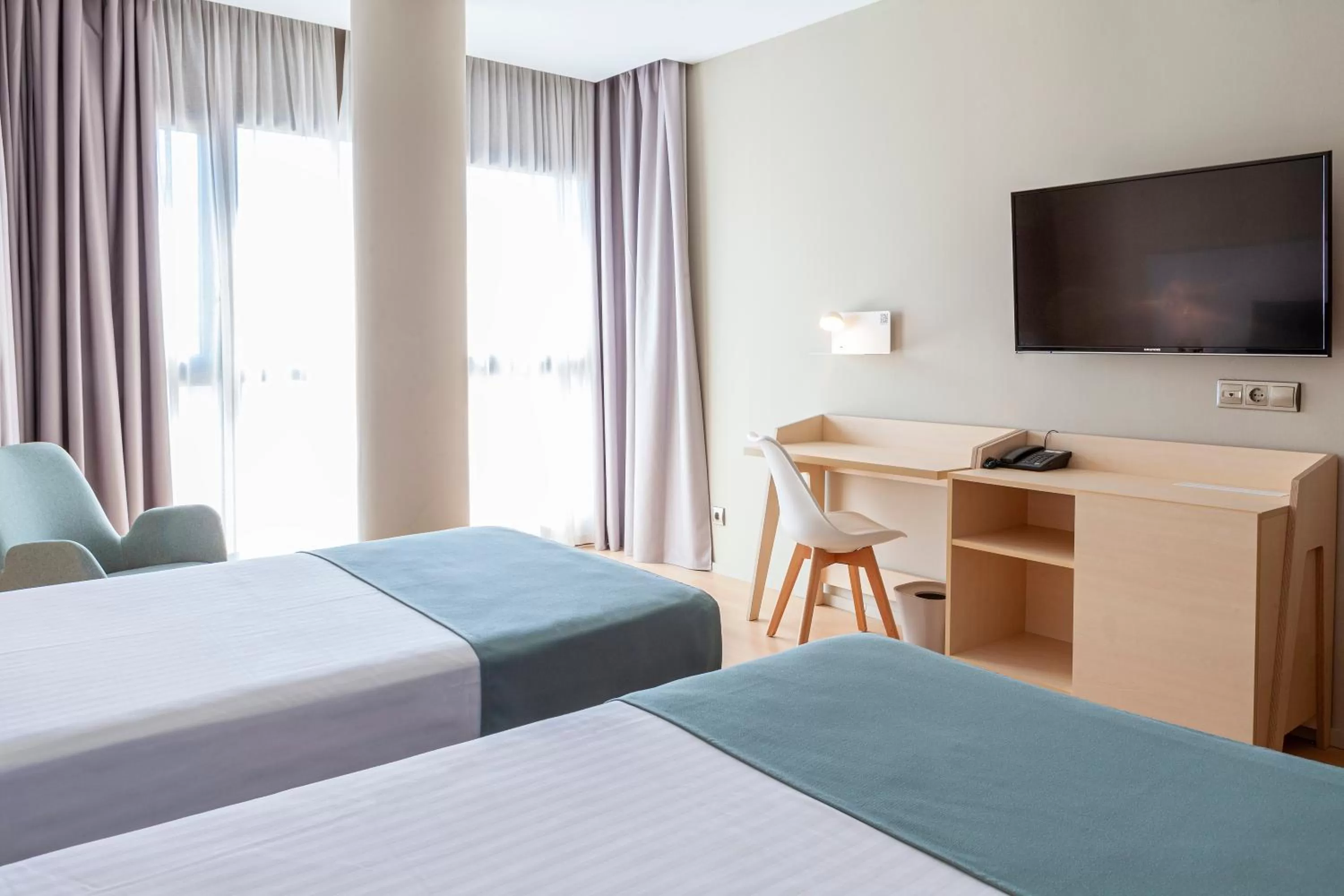 Facility for disabled guests, Bed in Hotel Olympia Valencia