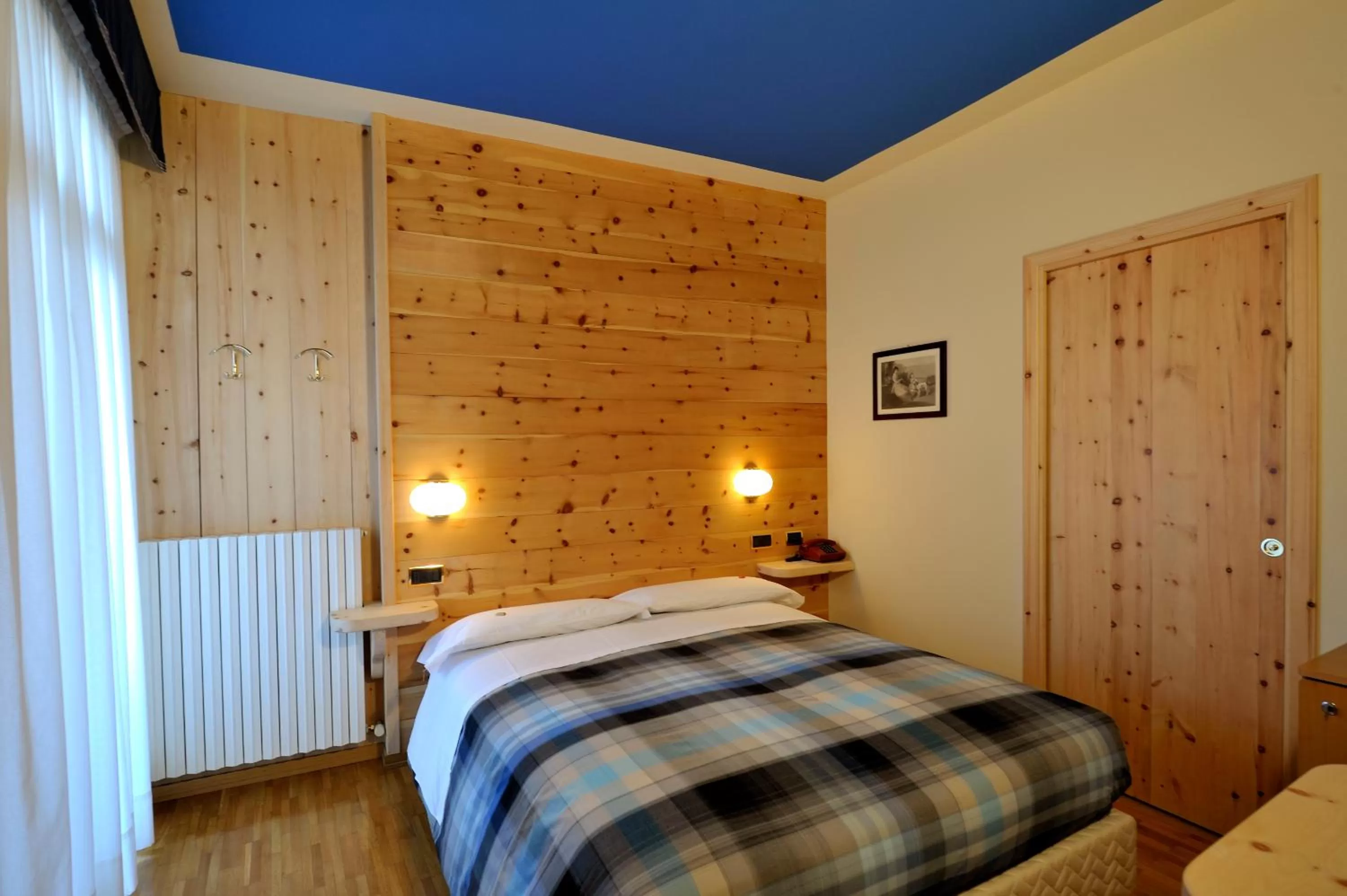 Queen Room with Balcony in Meublè Garnì Della Contea