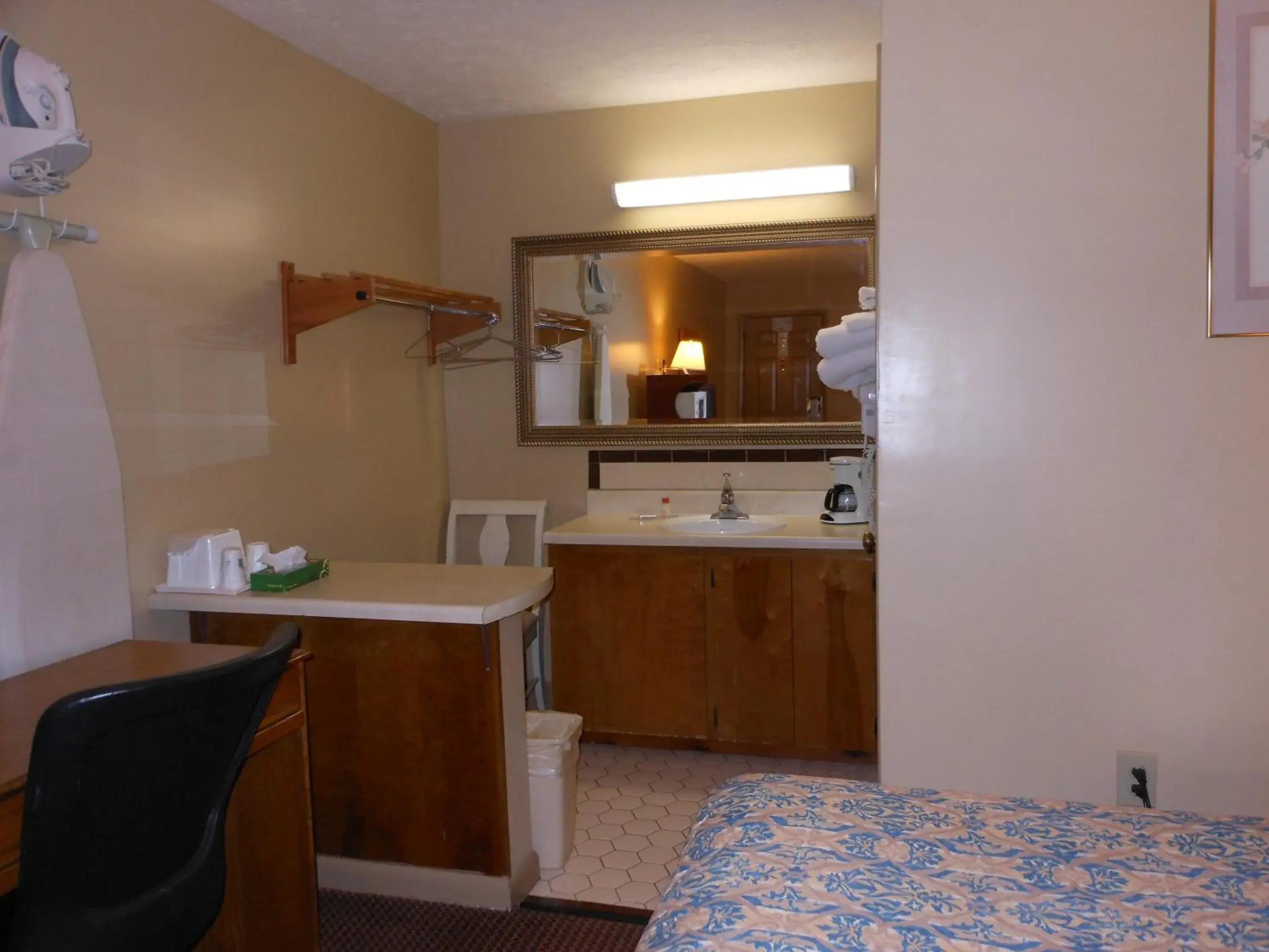 Photo of the whole room, Kitchen/Kitchenette in McClellan Inn
