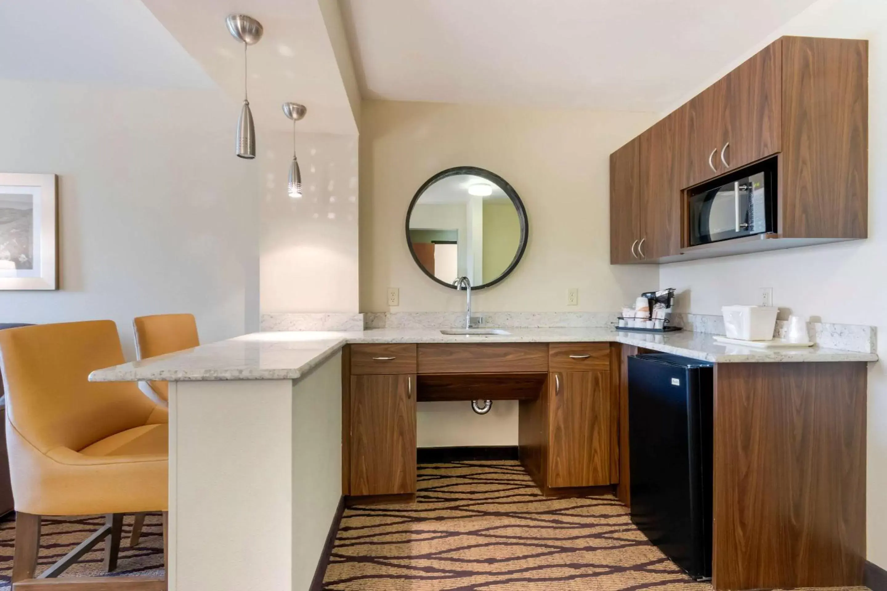 Photo of the whole room, Kitchen/Kitchenette in Comfort Inn & Suites Market - Airport