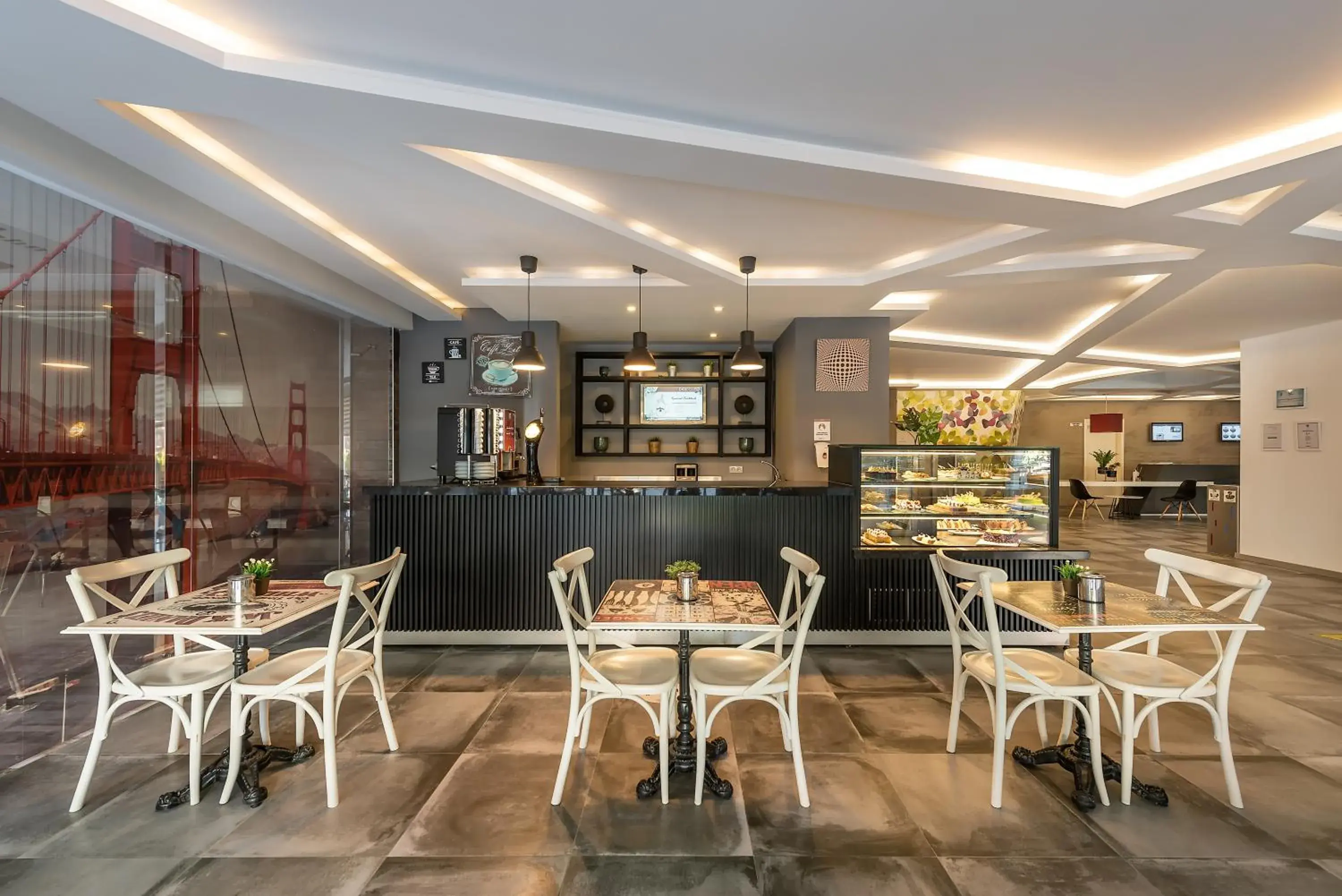 Restaurant/Places to Eat in White City Beach Hotel