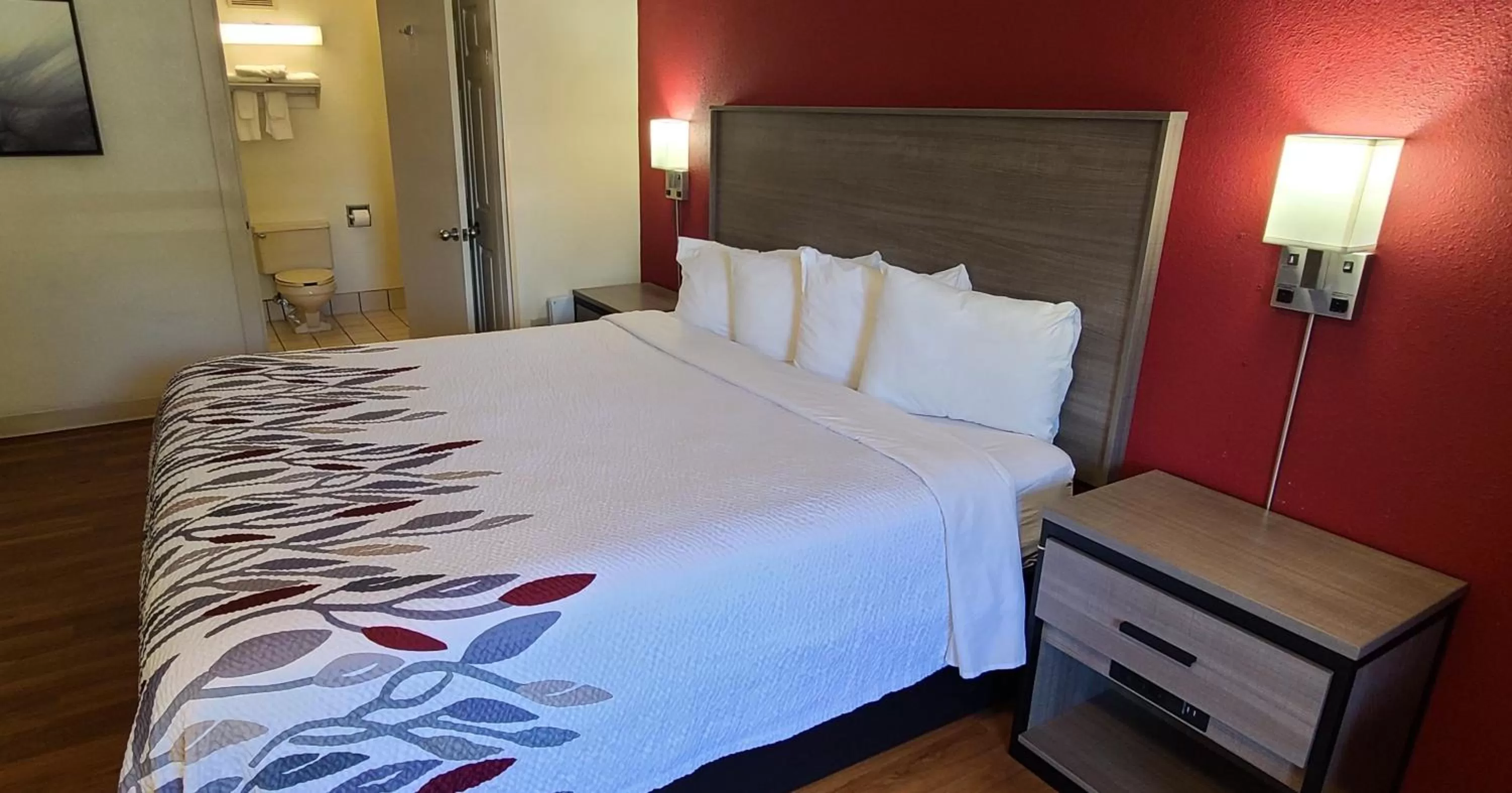 Photo of the whole room, Bed in Red Roof Inn & Suites Cornelius - Lake Norman