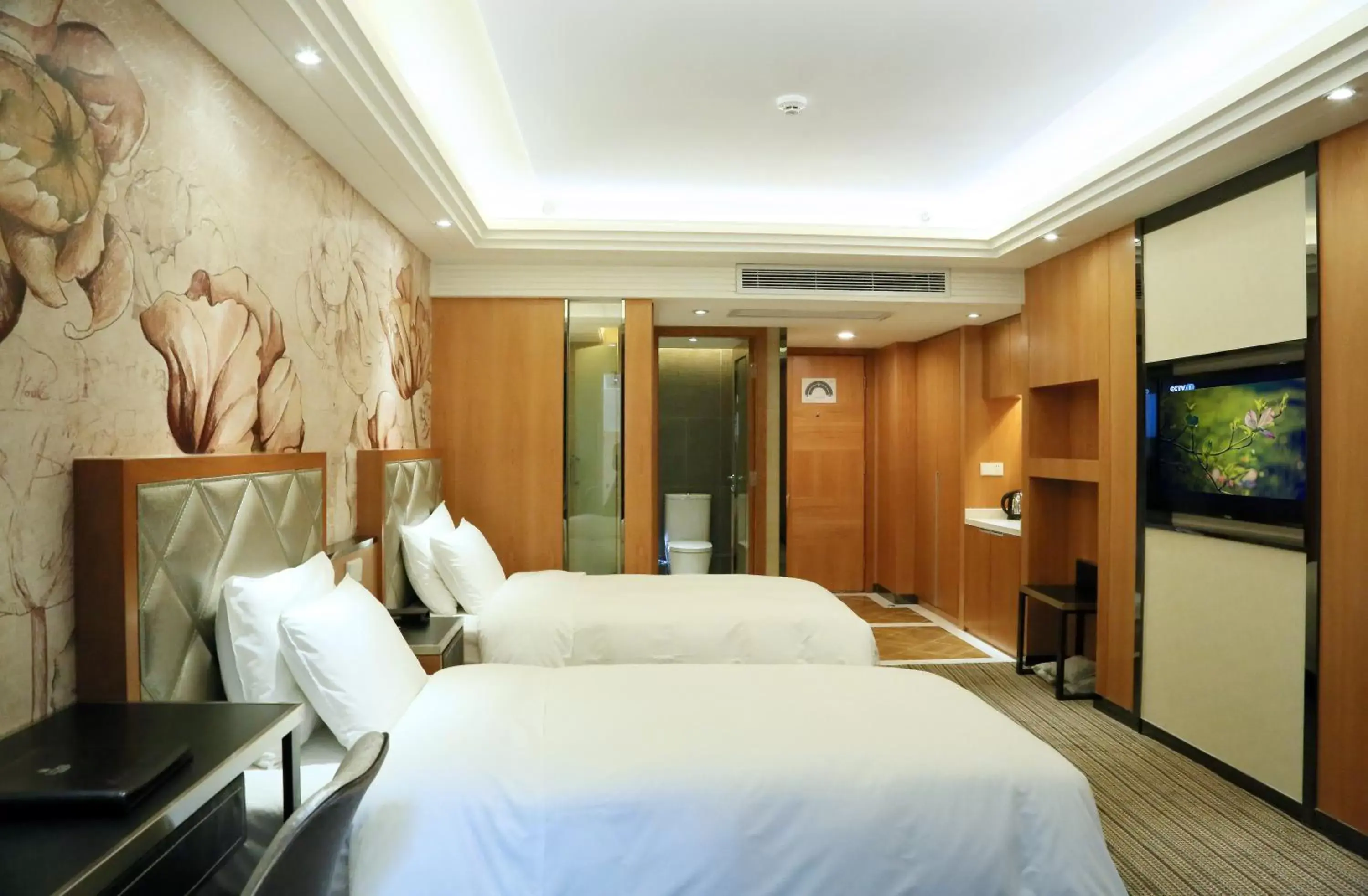 Photo of the whole room, Bed in Nanjing Central Hotel