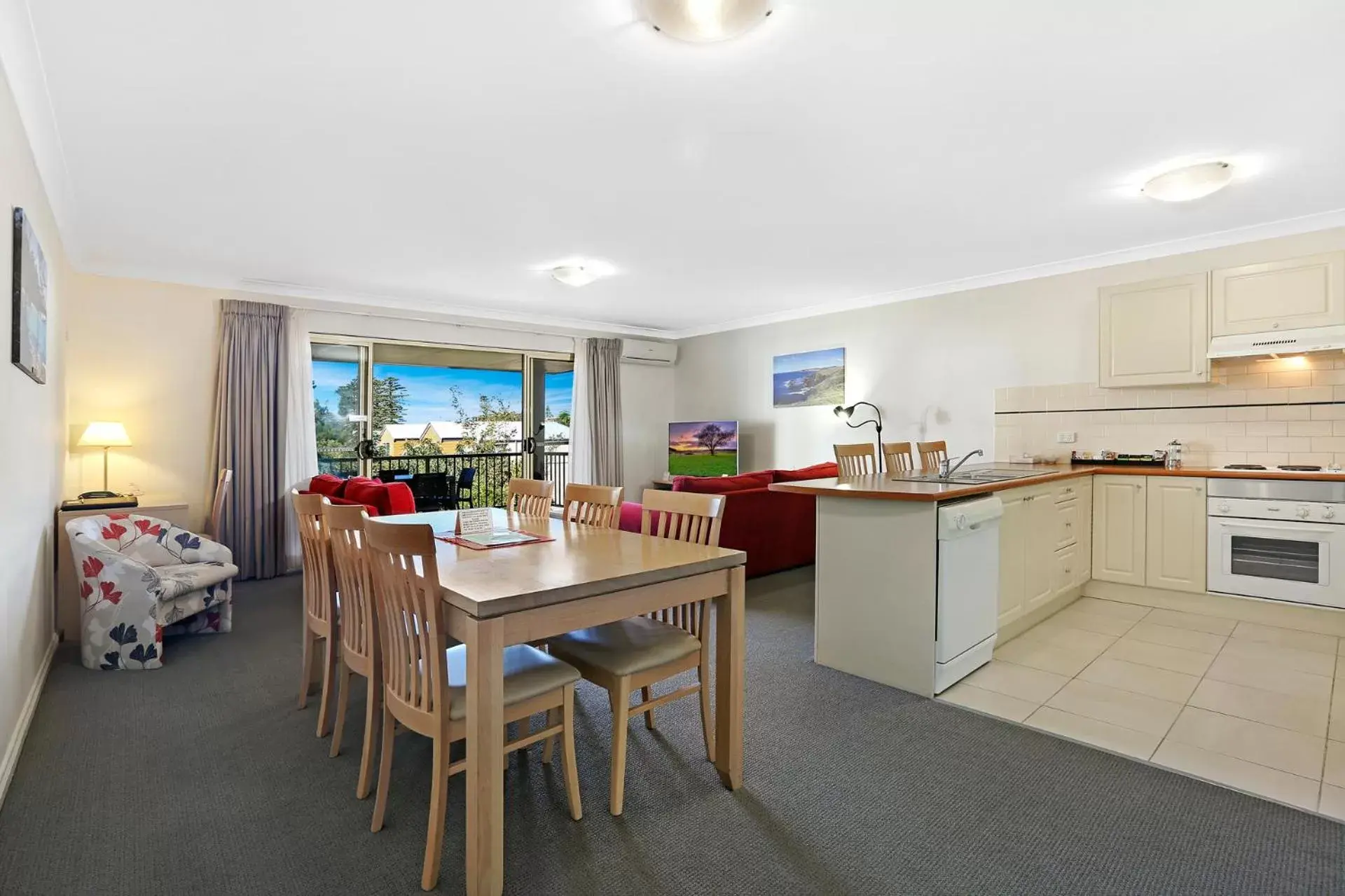 TV and multimedia, Kitchen/Kitchenette in Terralong Terrace Apartments