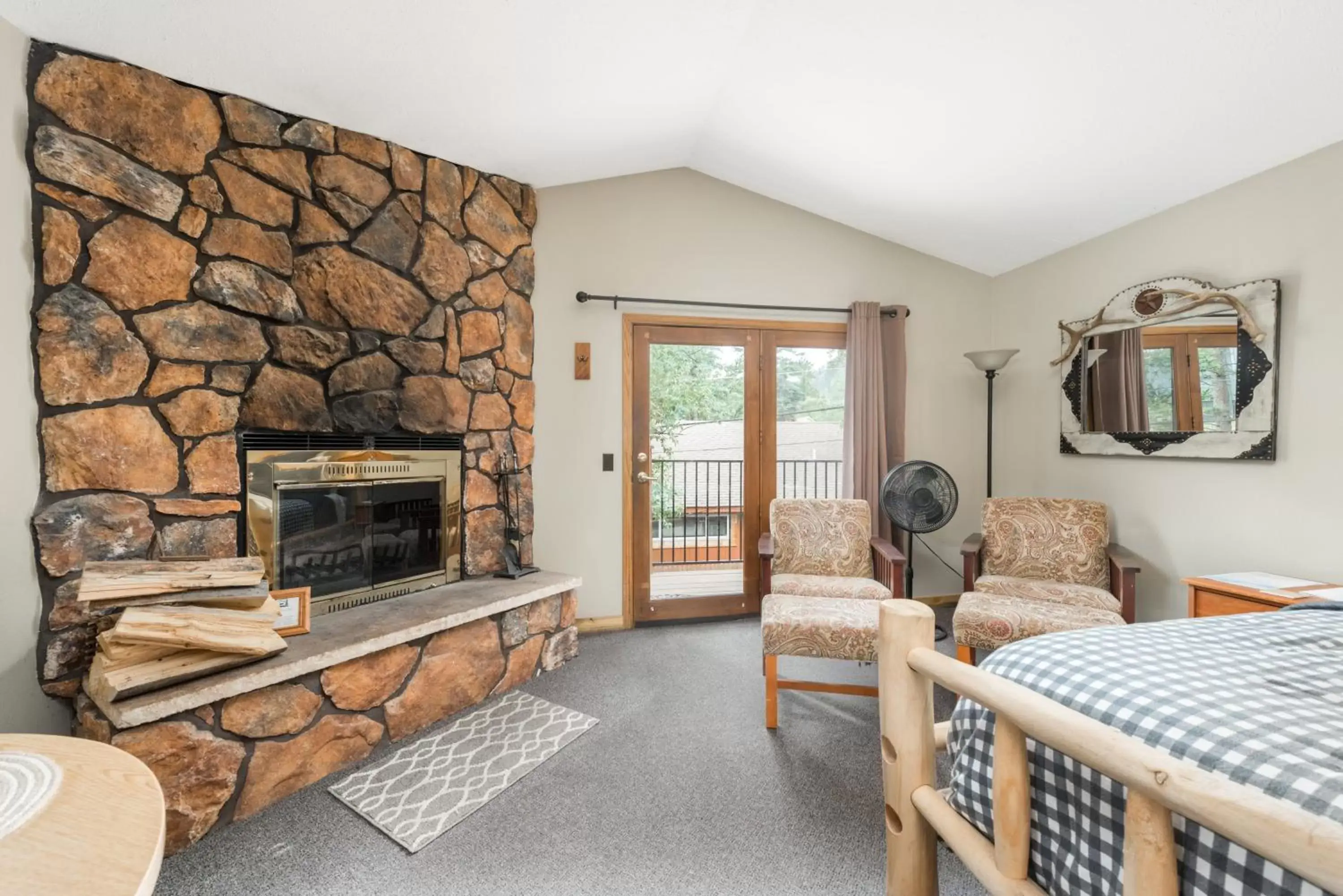 Bedroom, Seating Area in 4 Seasons Inn on Fall River