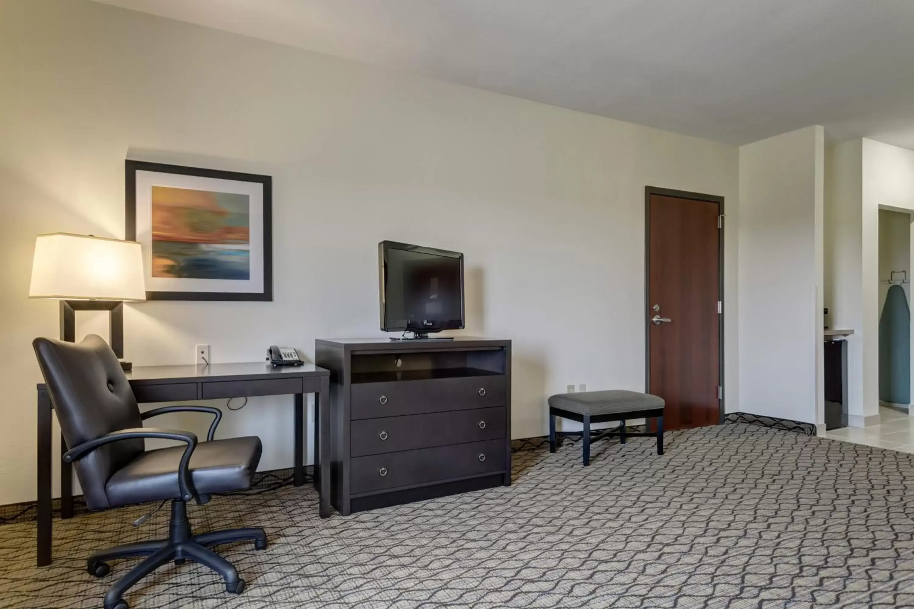 Living room, TV/Entertainment Center in Holiday Inn Poplar Bluff, an IHG Hotel