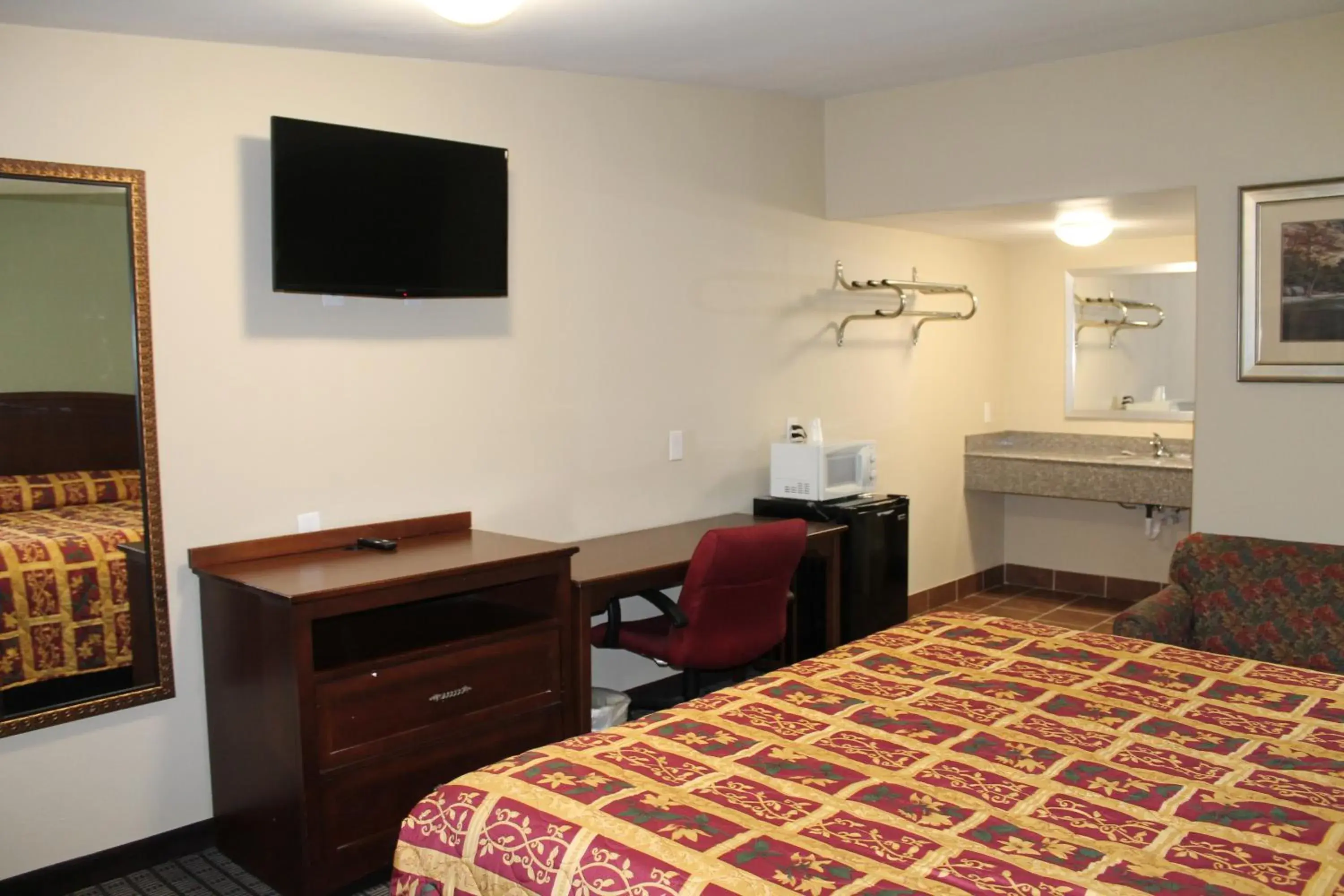 TV and multimedia, Bed in American Inn & Suites