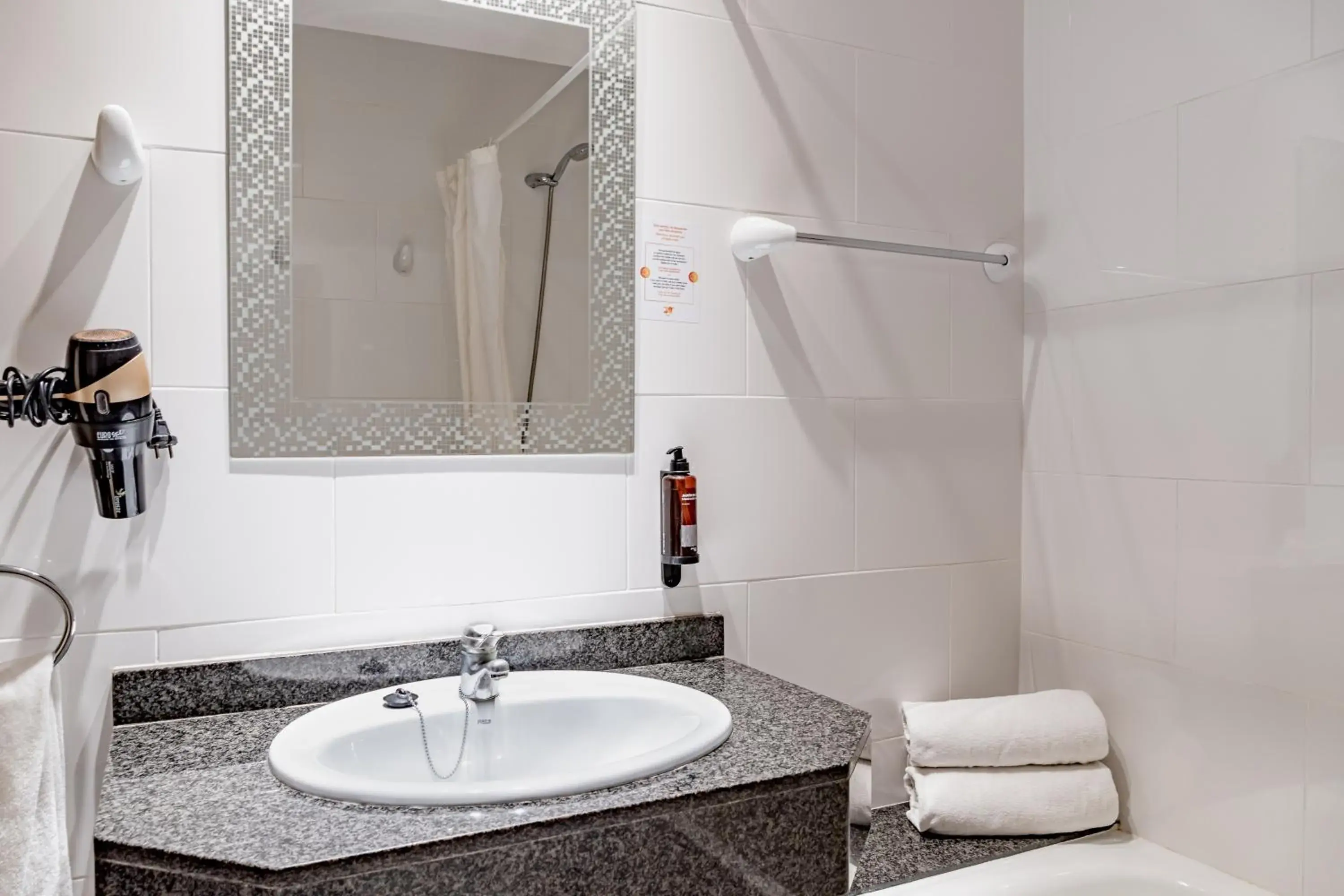 Bathroom in 30 Degrees - Hotel Espanya Calella