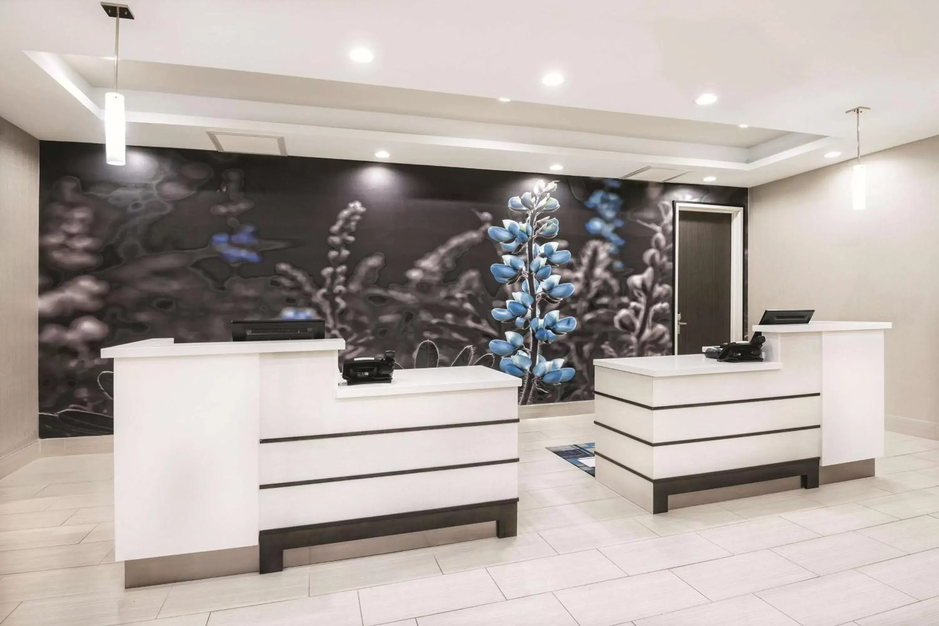 Lobby or reception, Lobby/Reception in La Quinta by Wyndham Odessa North - Sienna Tower