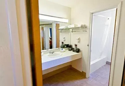 Bathroom in Howard Johnson by Wyndham Raton