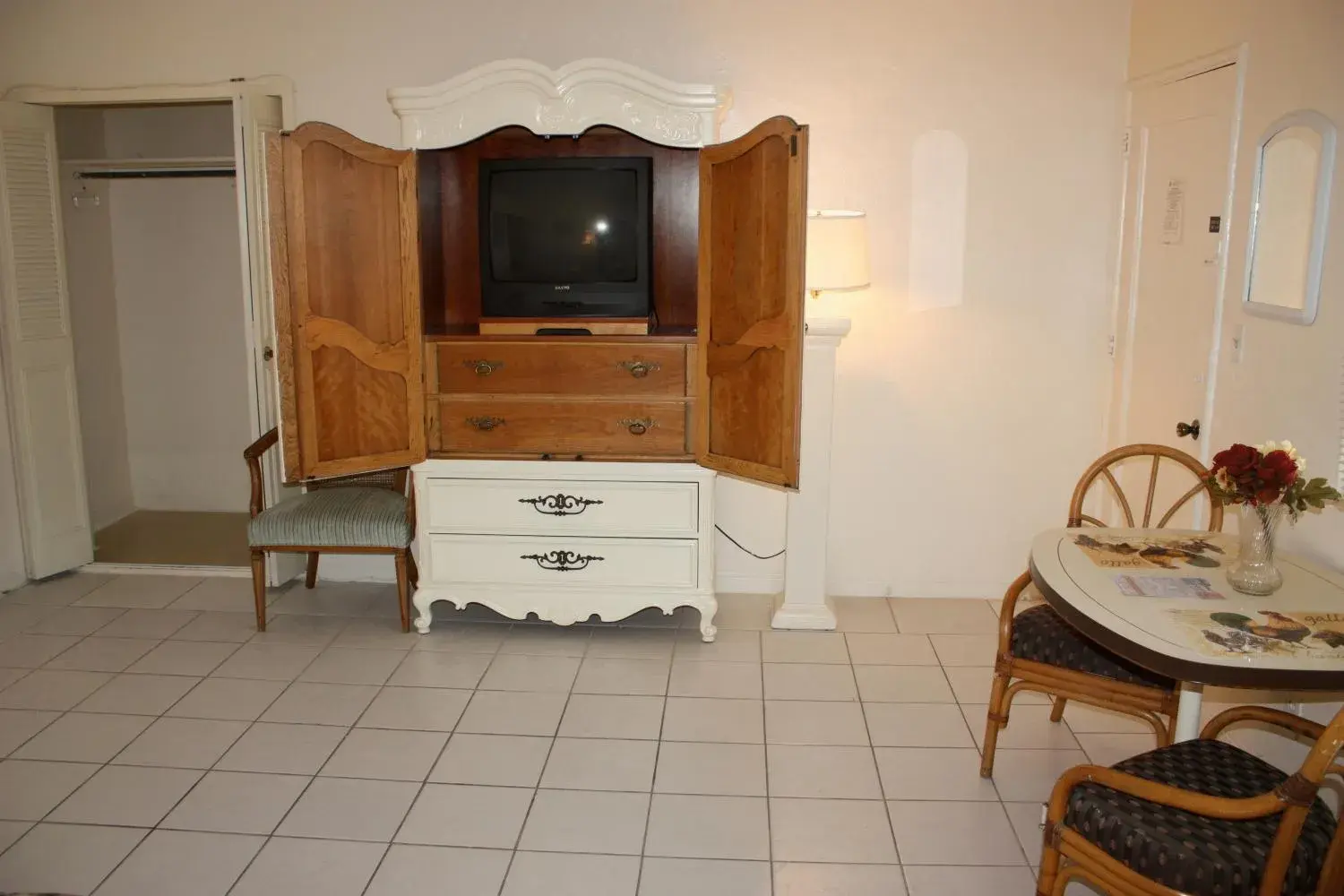 TV and multimedia, TV/Entertainment Center in Beach and Town Motel