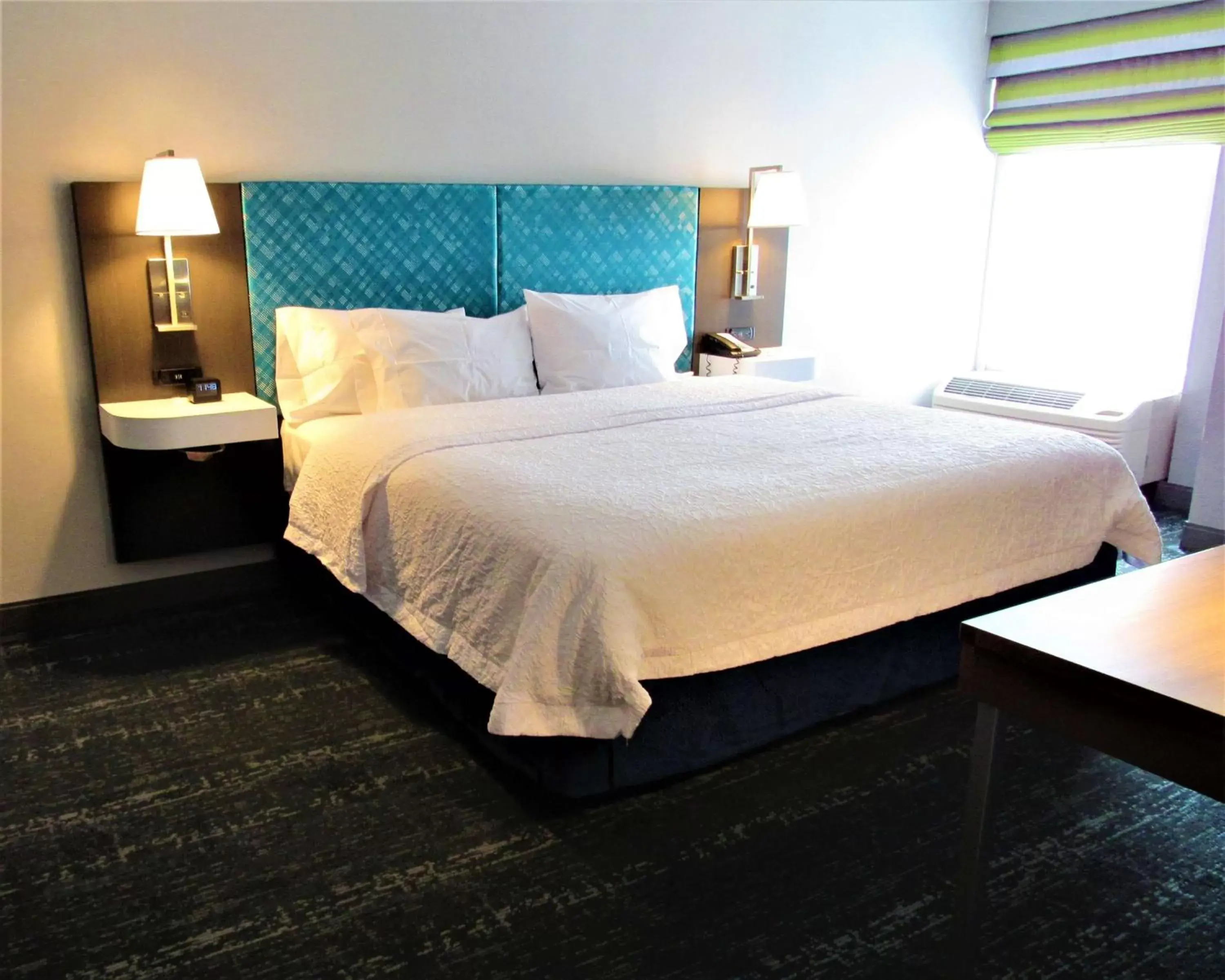 Bed in Hampton Inn & Suites Newtown