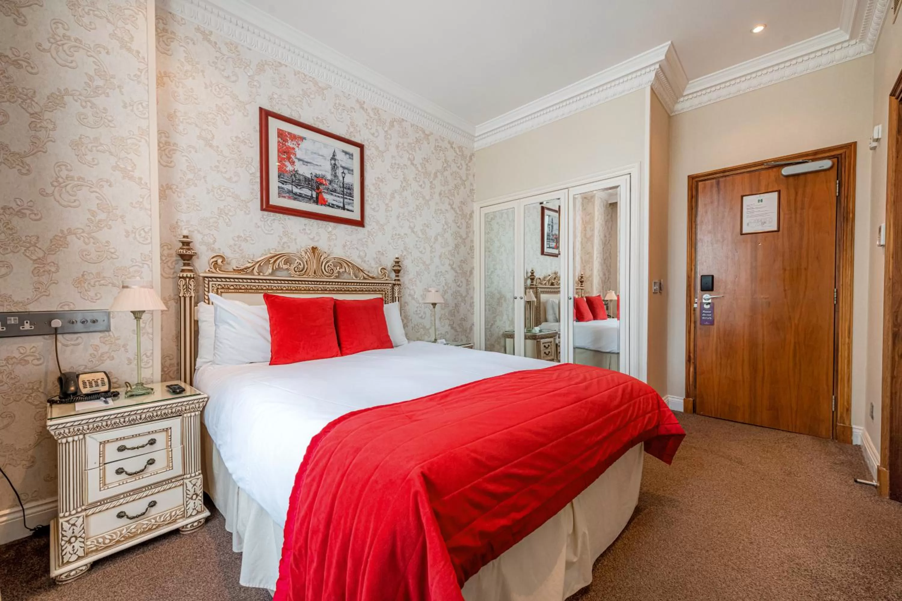 Photo of the whole room, Bed in Ashburn Hotel