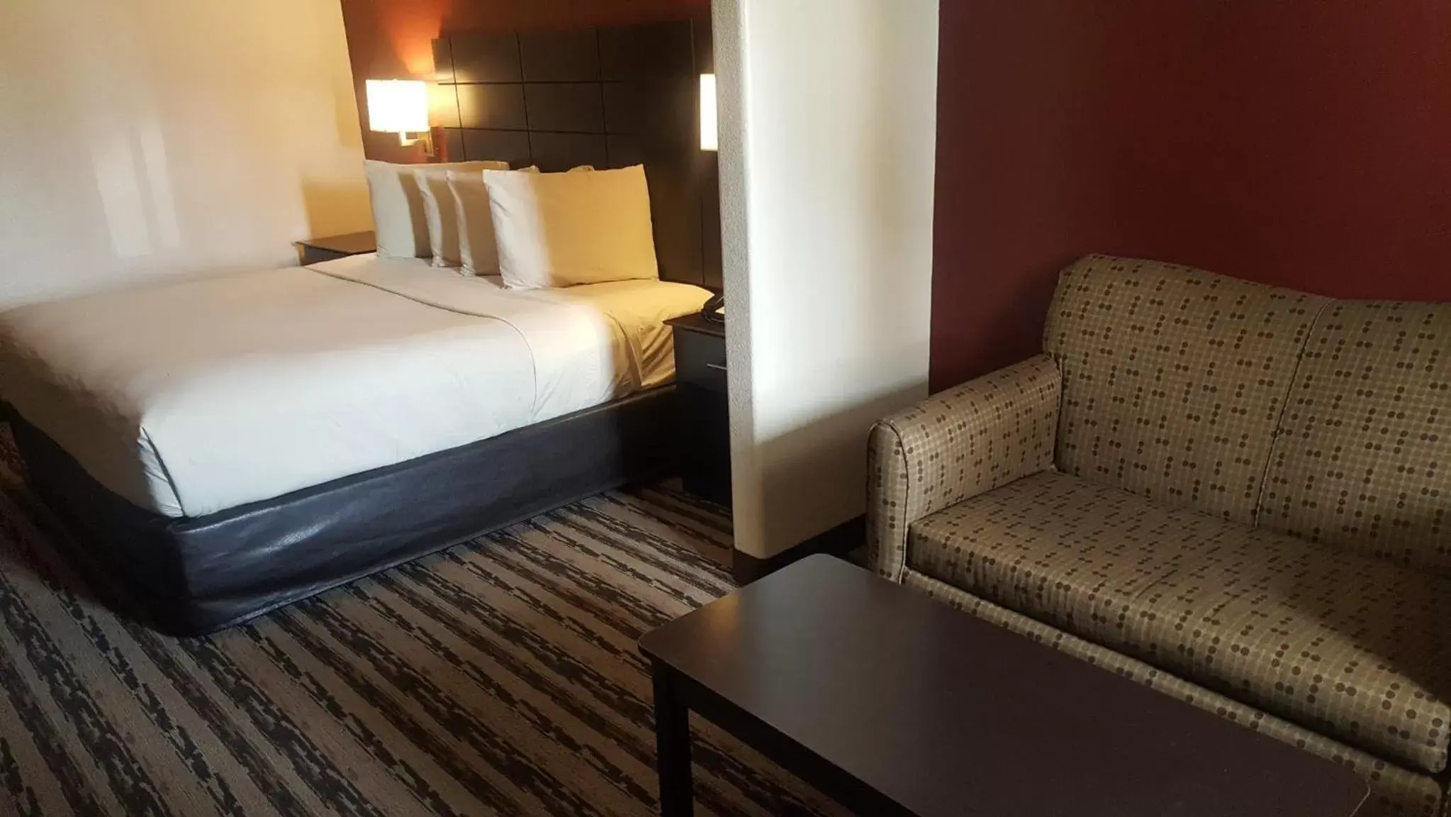 Photo of the whole room, Bed in Red Roof Inn & Suites Houston – Humble/IAH Airport