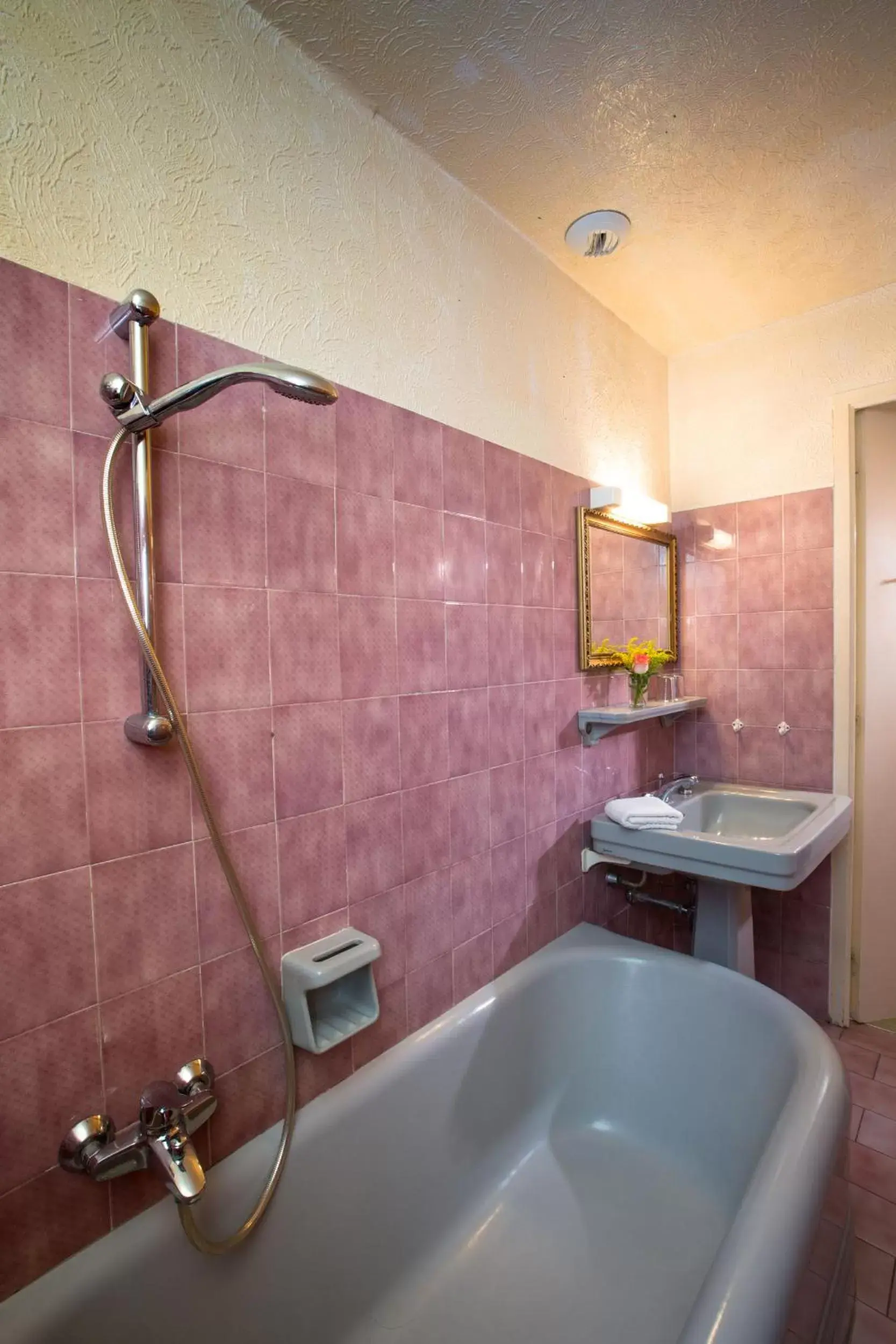 Property building, Bathroom in Hôtel Richelieu