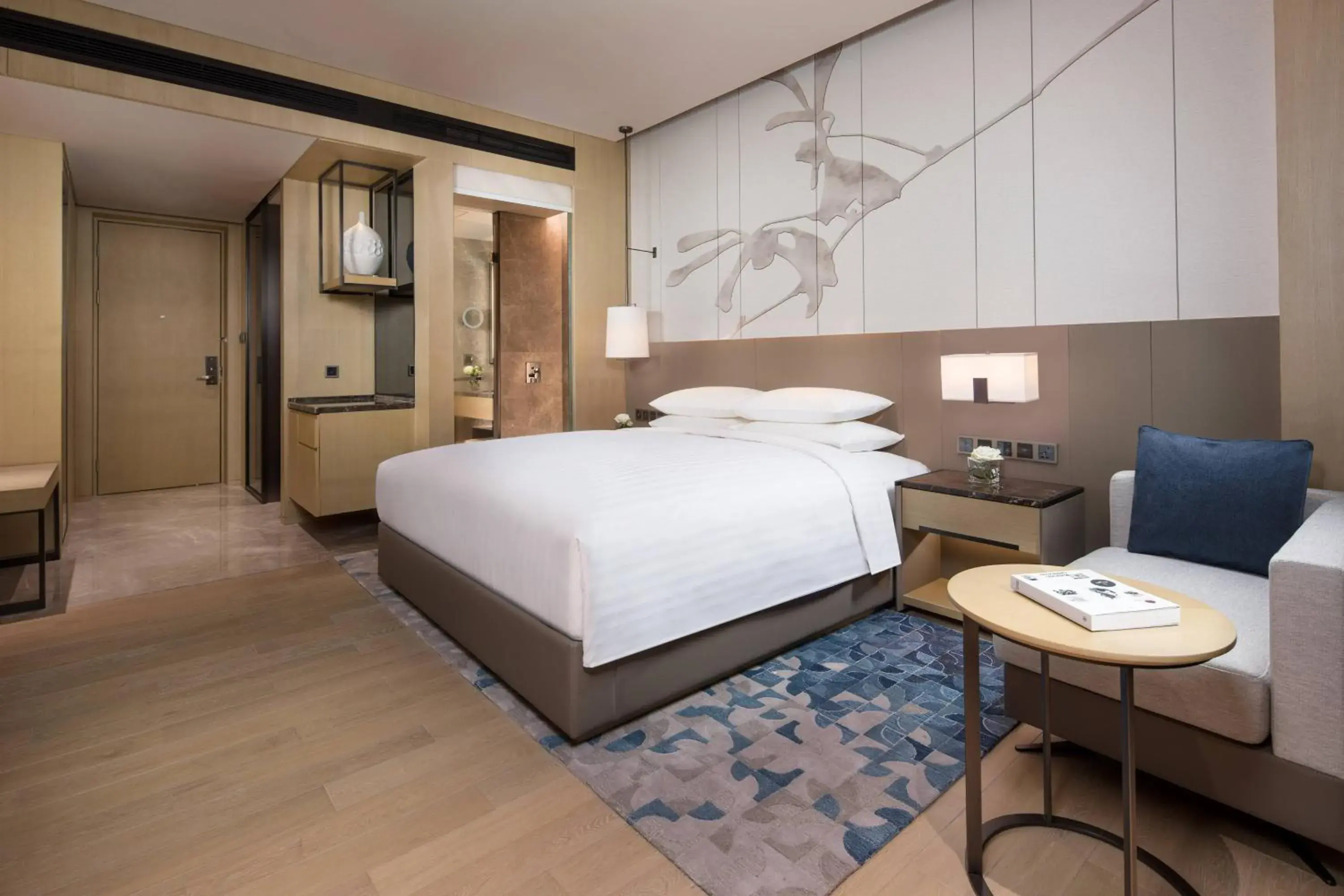 Photo of the whole room, Bed in Courtyard By Marriott Shanghai Hongqiao