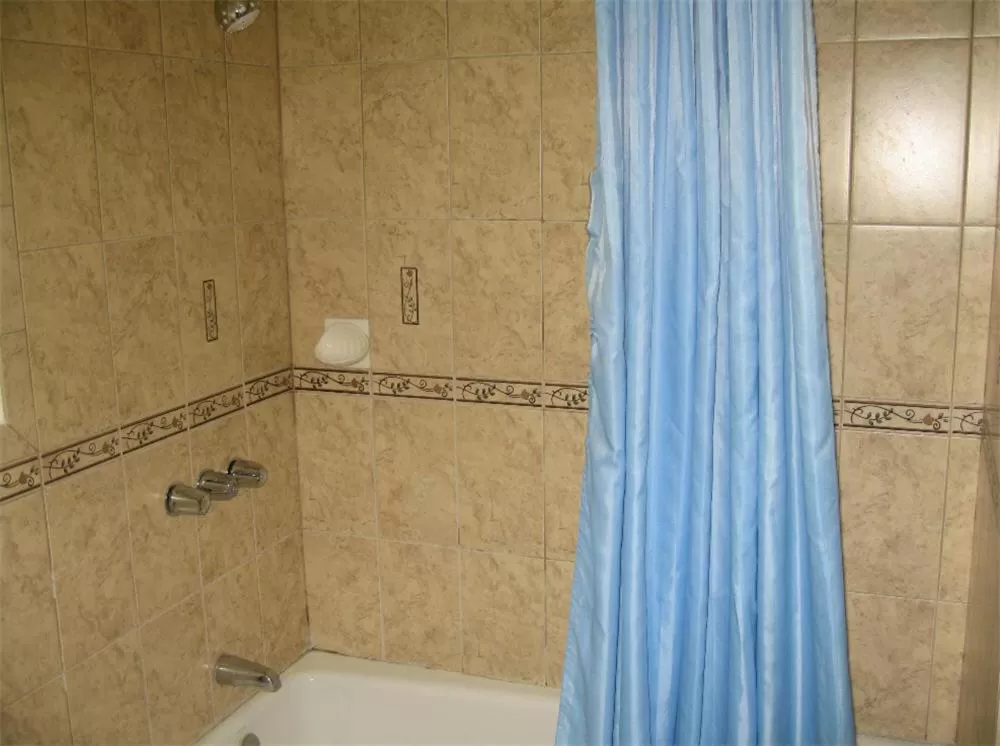 Bathroom in Royal Inn Motel Long Beach