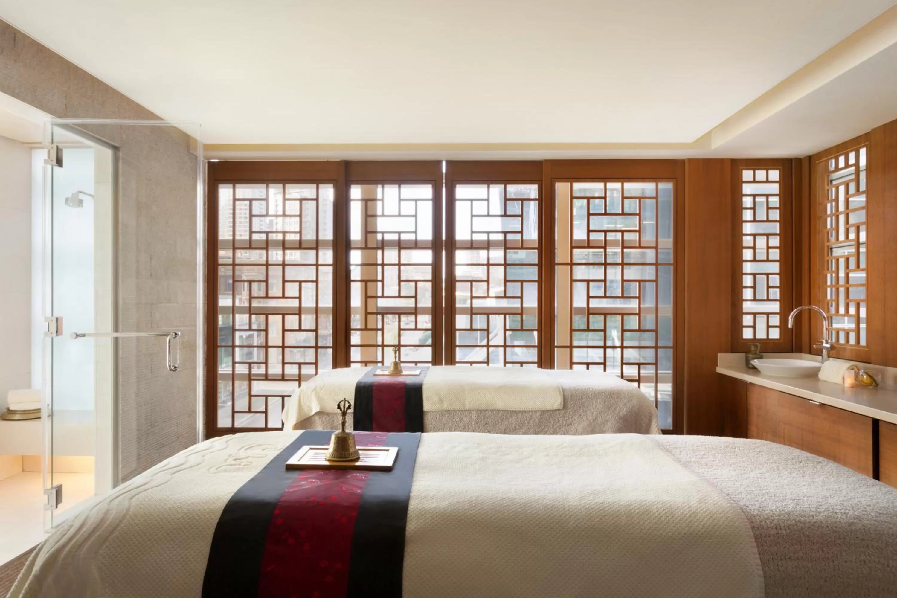 Spa and wellness centre/facilities, Bed in Shangri-La Vancouver