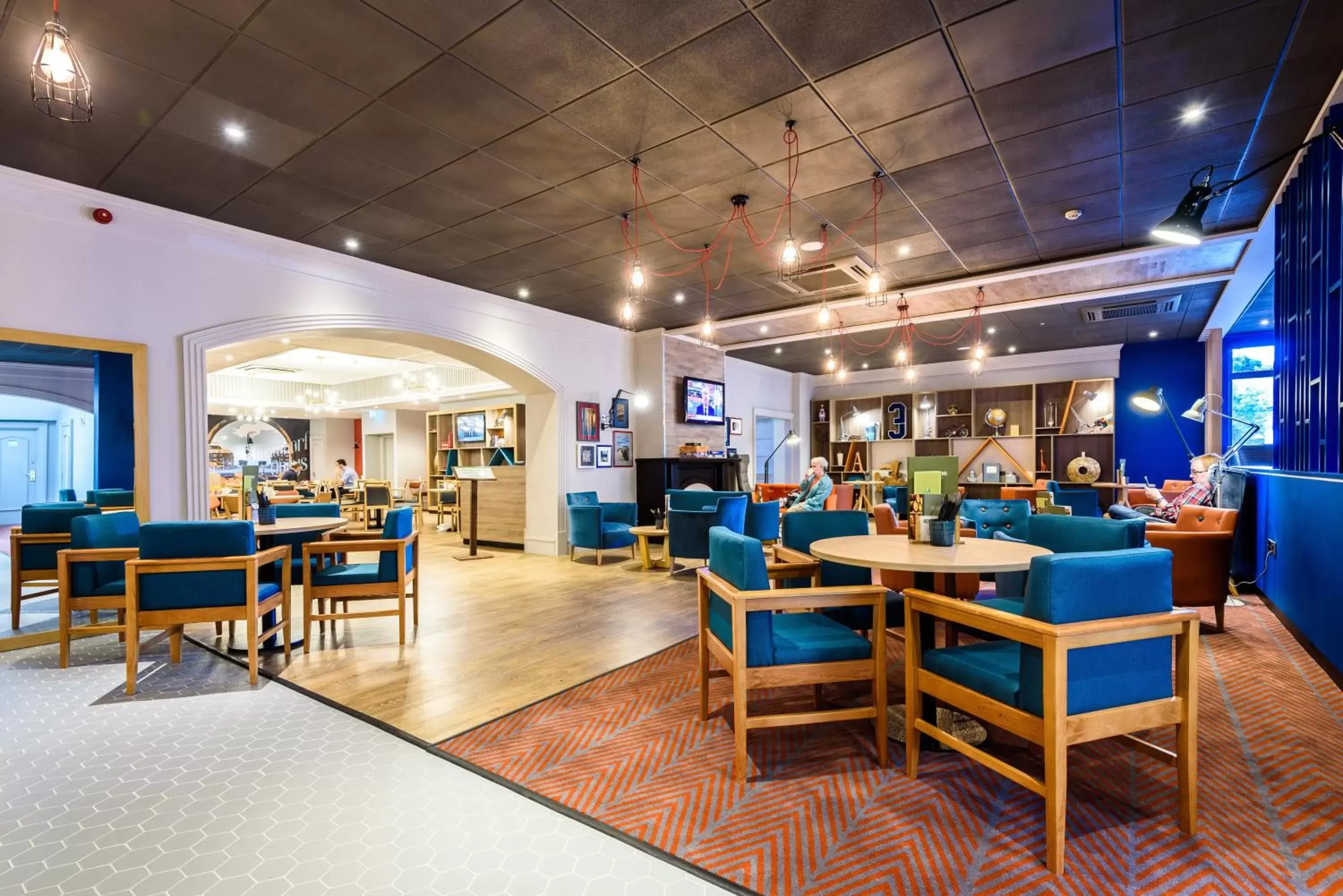 Lounge or bar, Restaurant/Places to Eat in Holiday Inn Portsmouth, an IHG Hotel