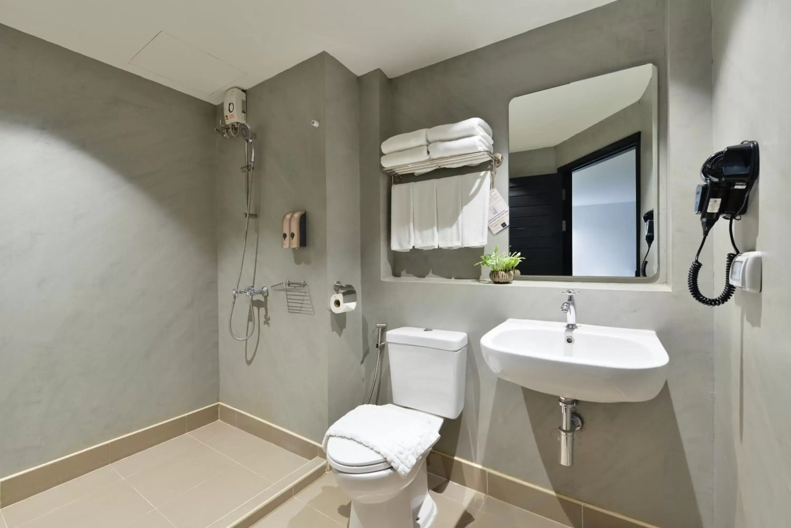 Bathroom in Oldthaiheng Hotel