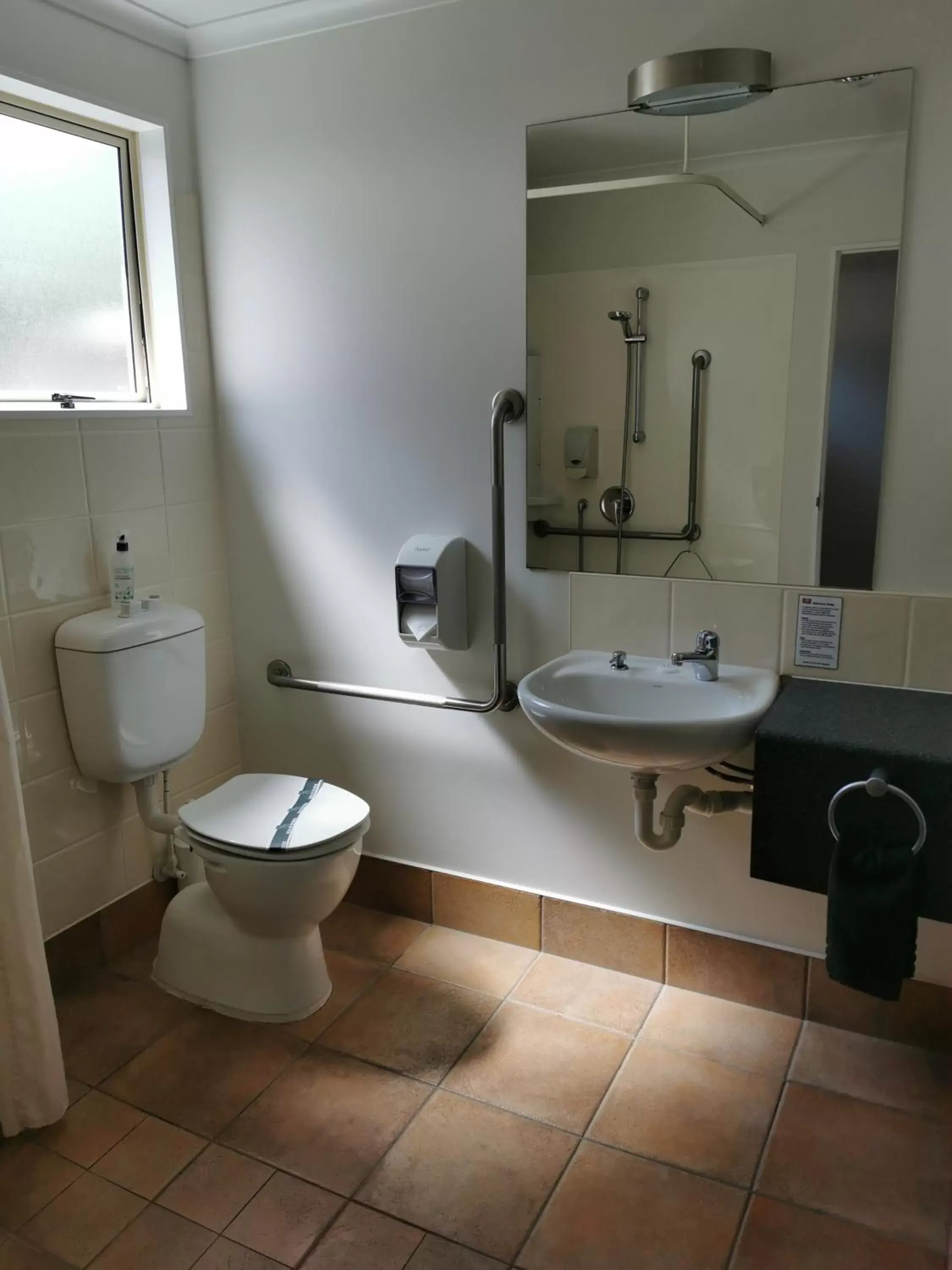Bathroom in Bks Egmont Motor Lodge
