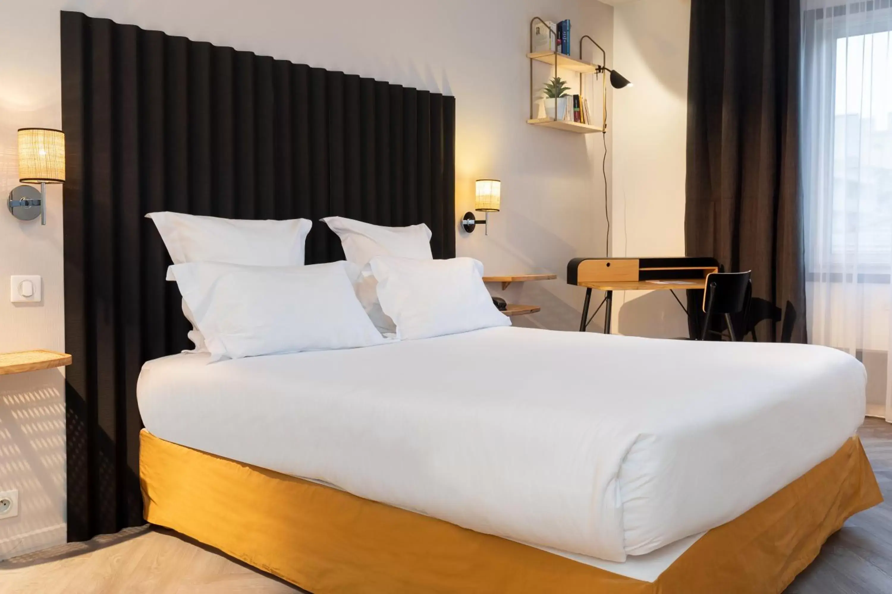 Bed in Hôtel Chromatics & Restaurant Hill Club