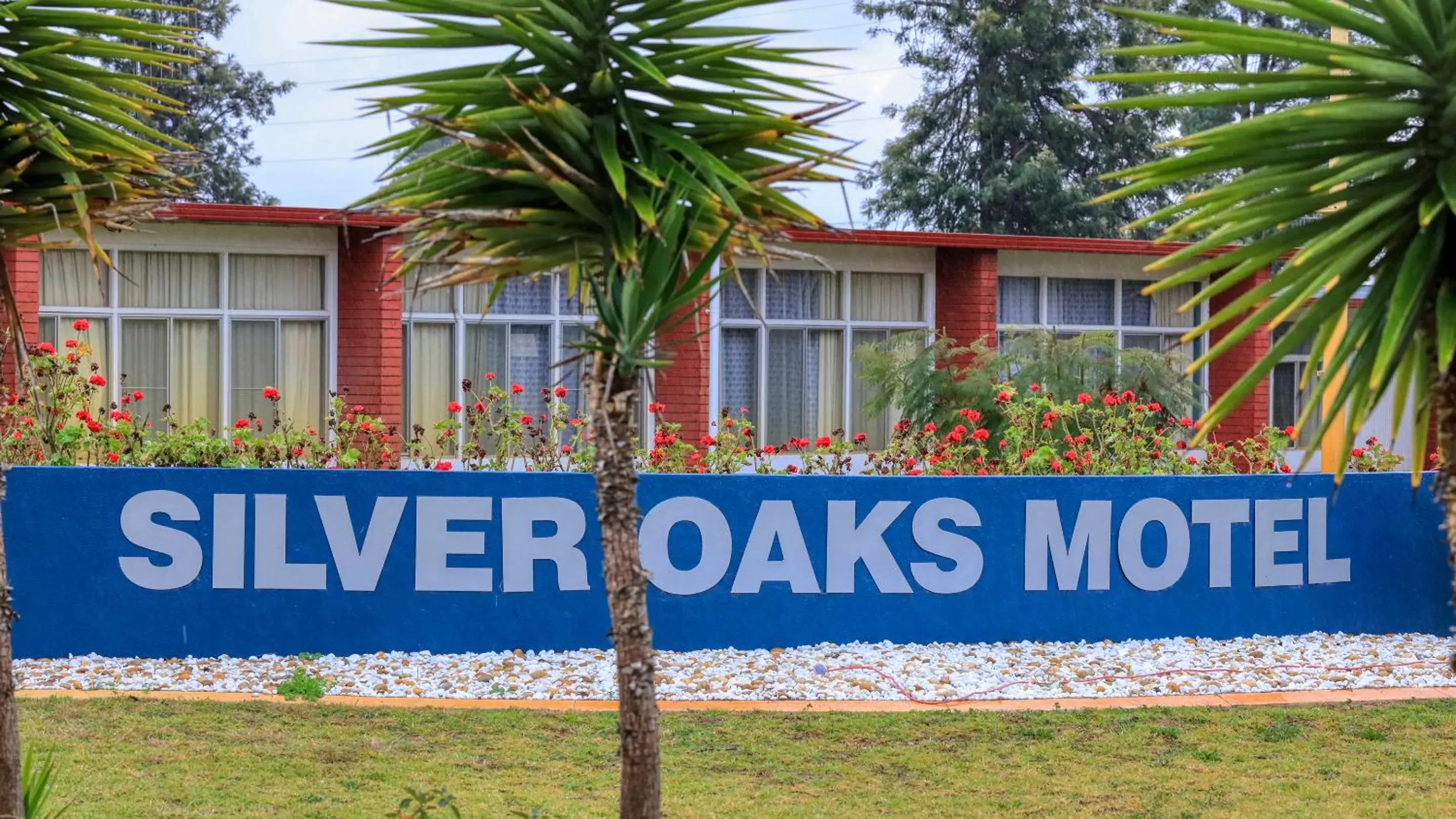 Silver Oaks Motel