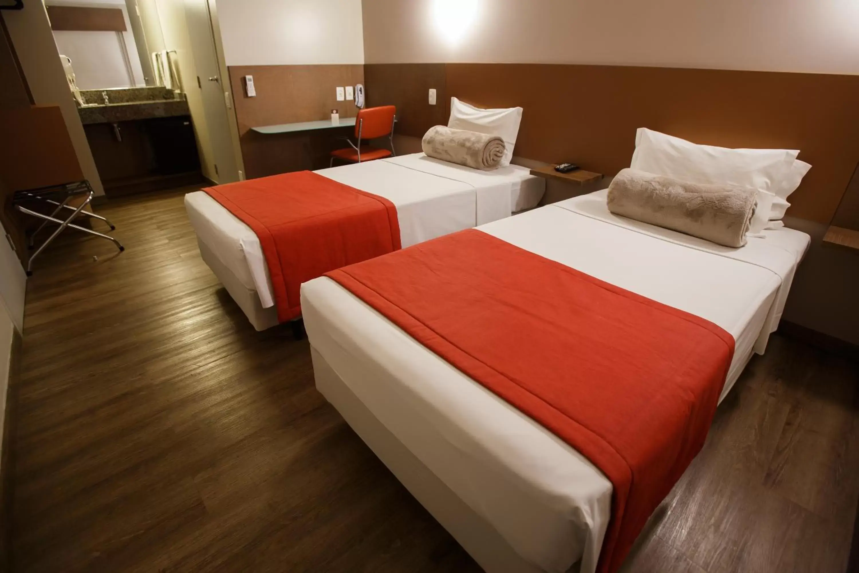 Photo of the whole room, Bed in Go Inn Hotel Curitiba