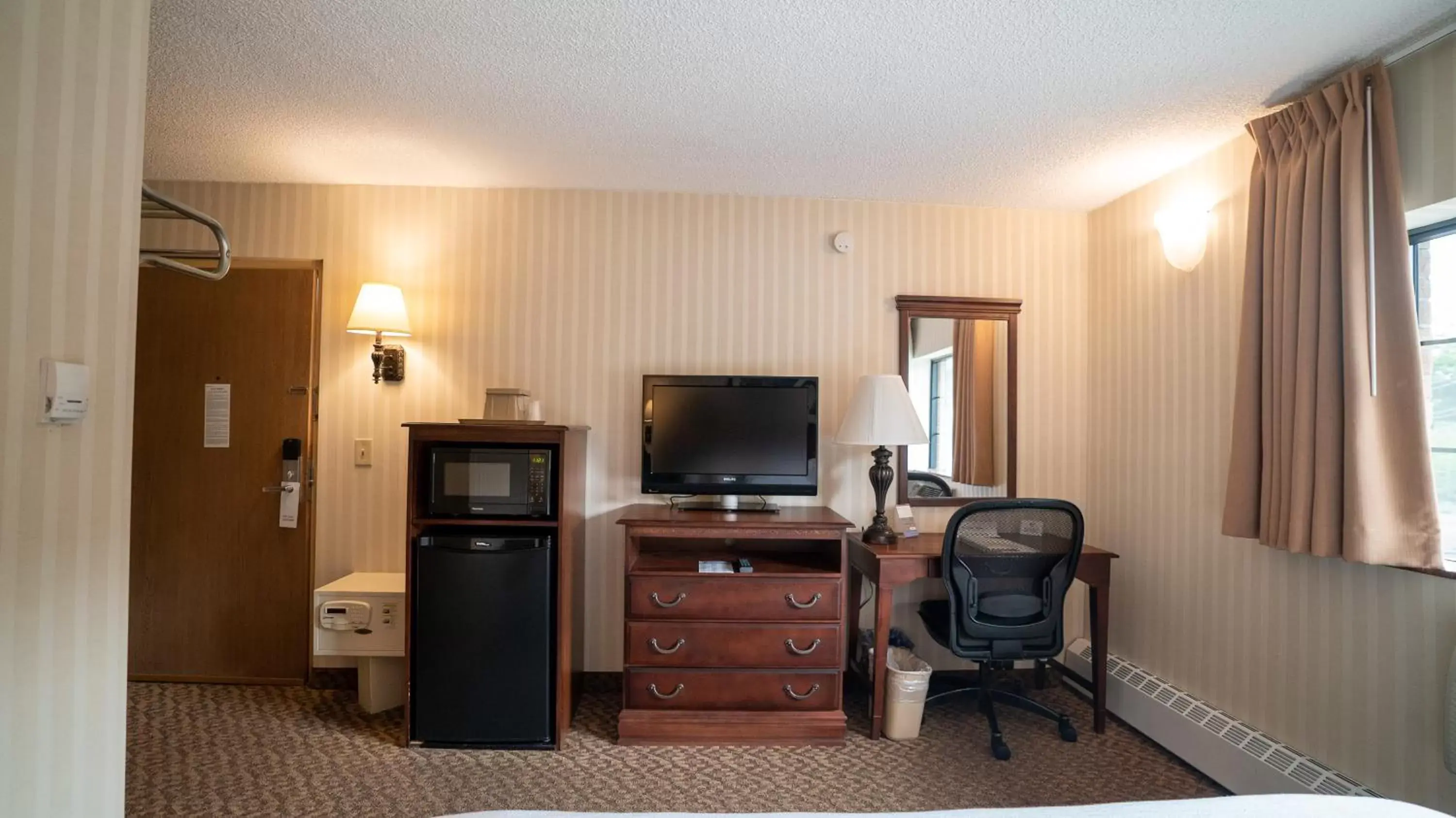 TV/Entertainment Center in Holland Hotel Free Parking Jersey City