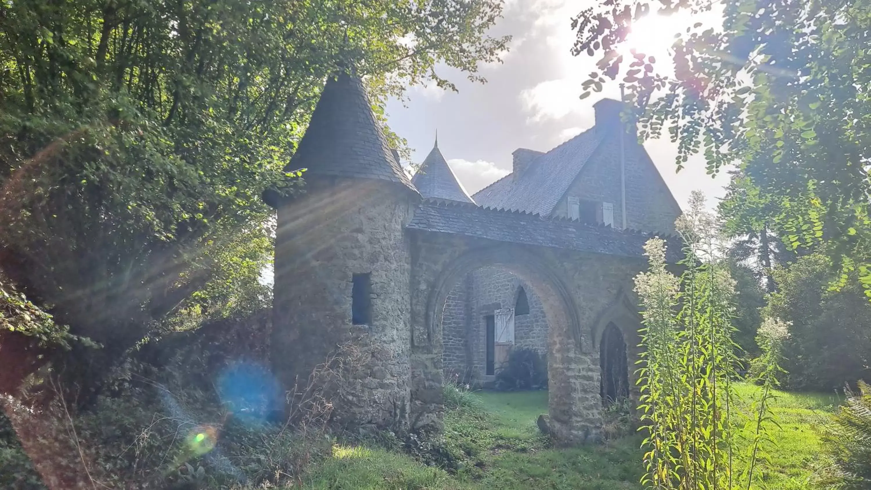 Day, Property Building in Le Manoir de Menglieu