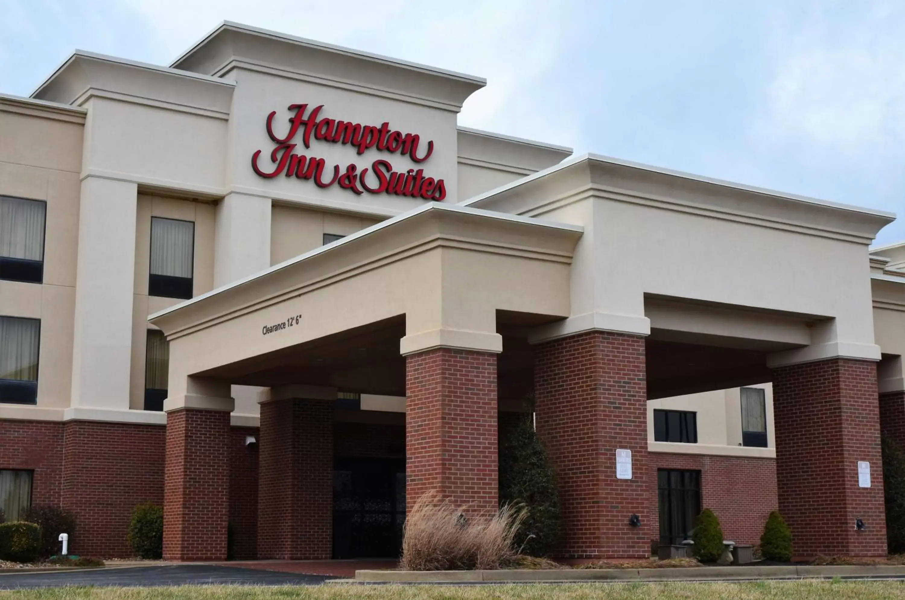 Property Building in Hampton Inn & Suites Madisonville