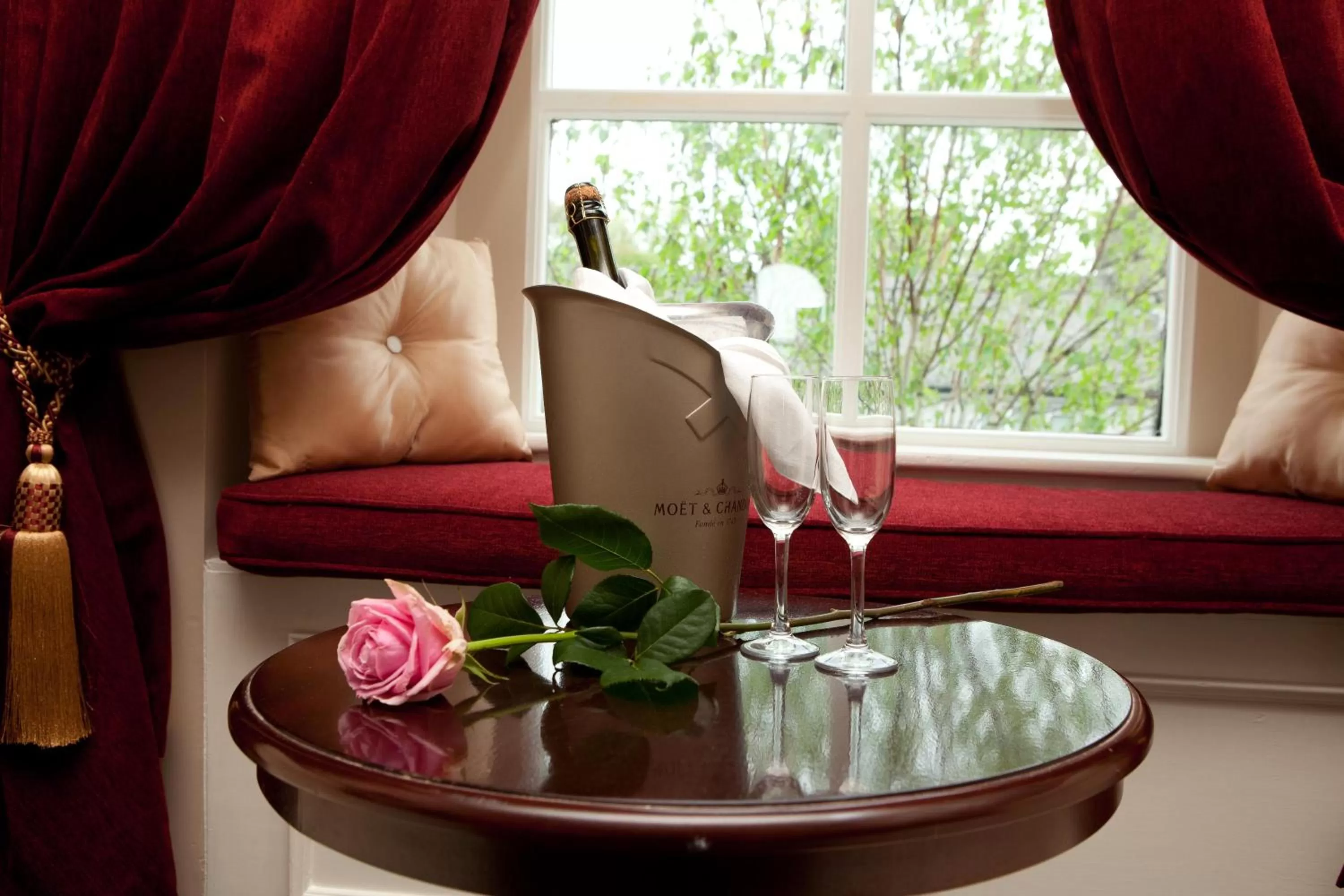 Food and drinks in Darnley Lodge Hotel