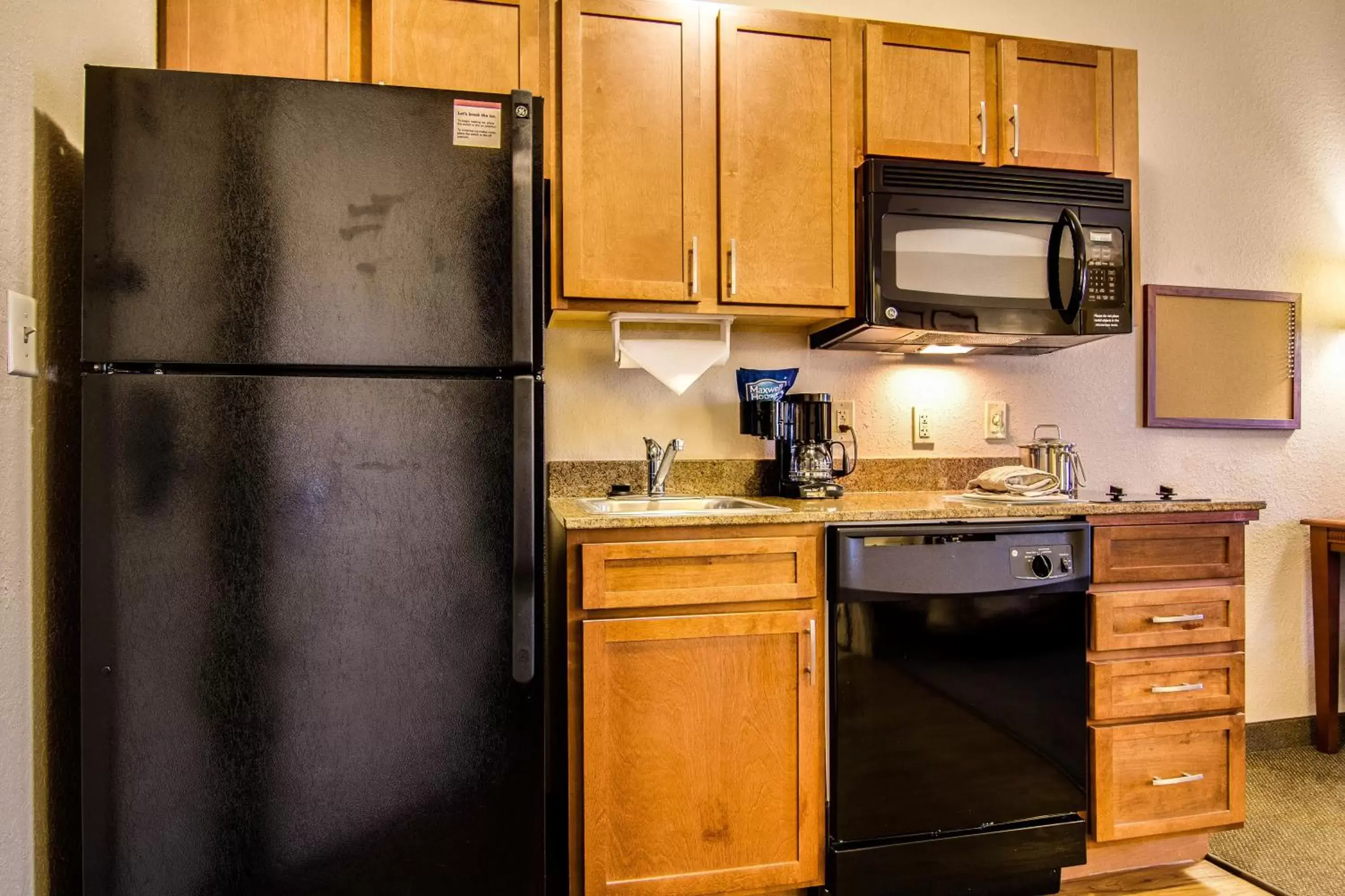 Photo of the whole room, Kitchen/Kitchenette in Candlewood Suites Jacksonville East Merril Road, an IHG Hotel