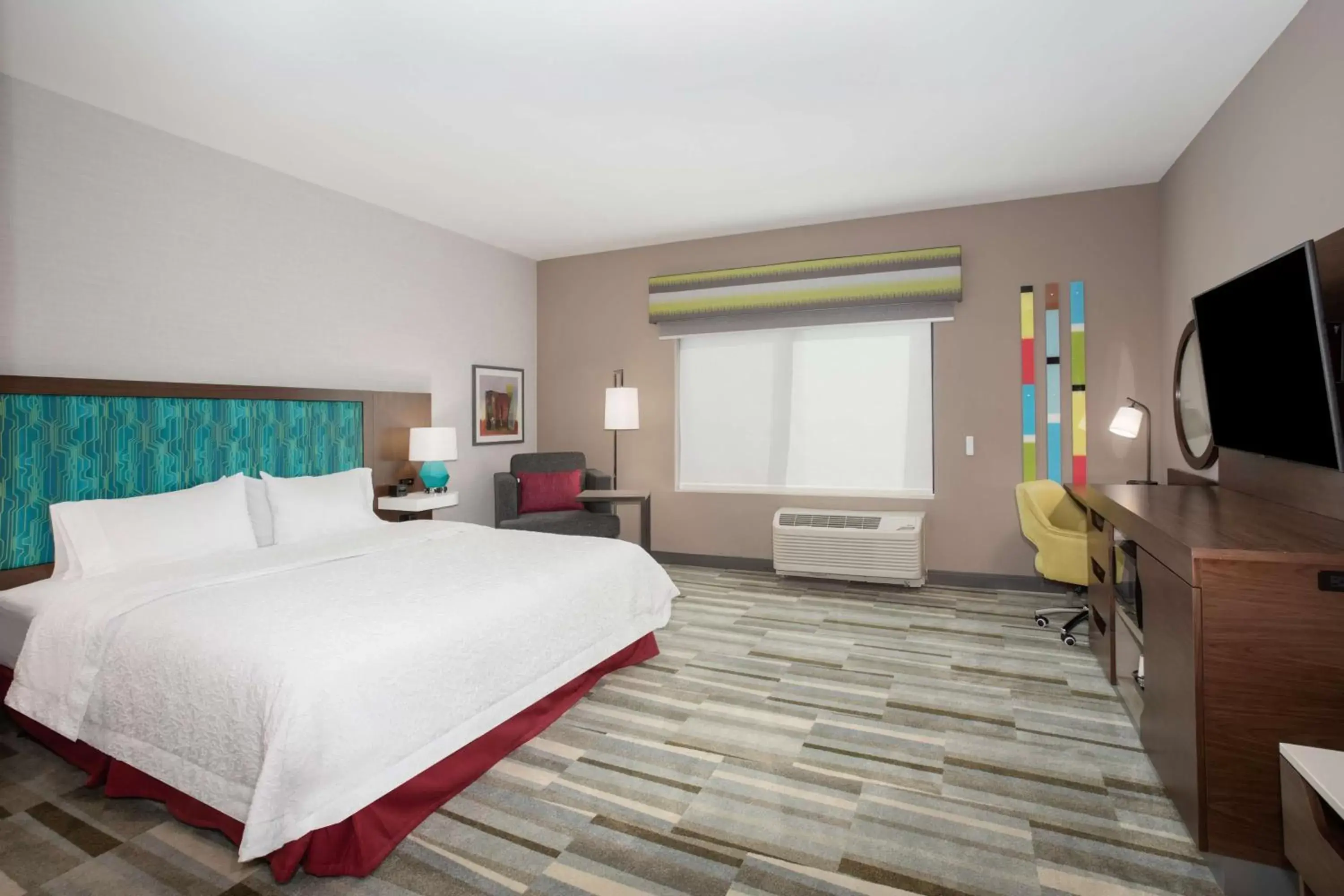 Bed in Hampton Inn & Suites Watsonville