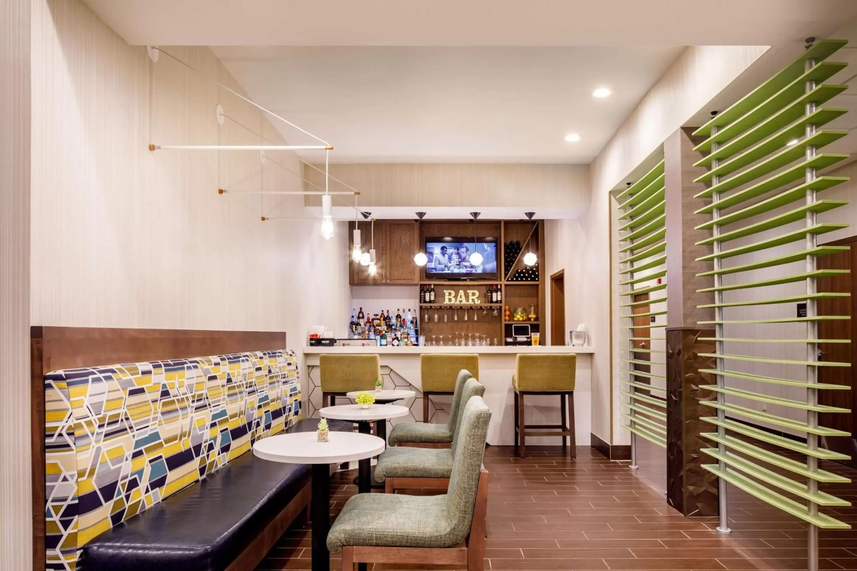 Lounge or bar in Hampton Inn By Hilton Paramus