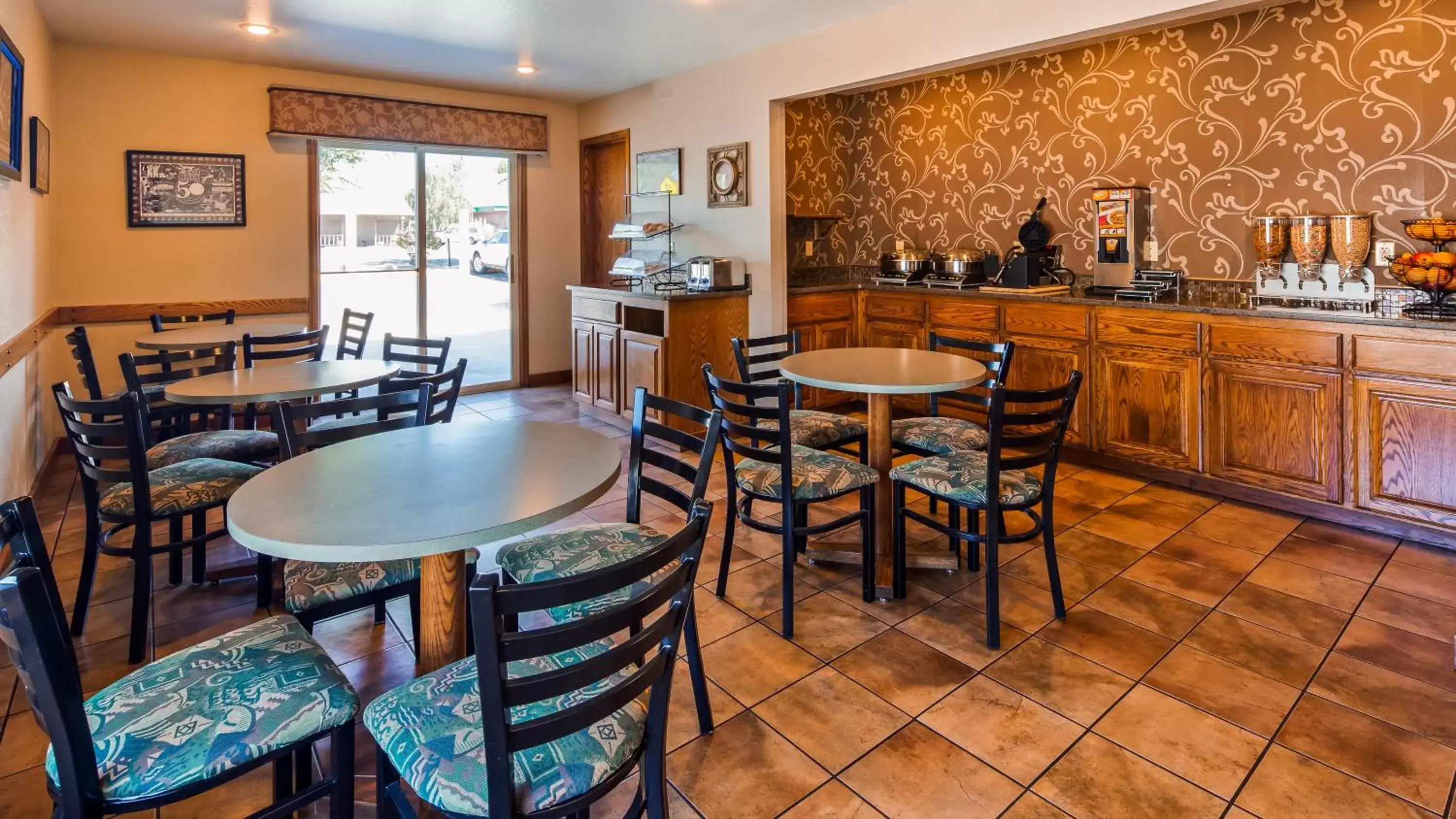 Continental breakfast, Restaurant/Places to Eat in RiverTree Inn & Suites