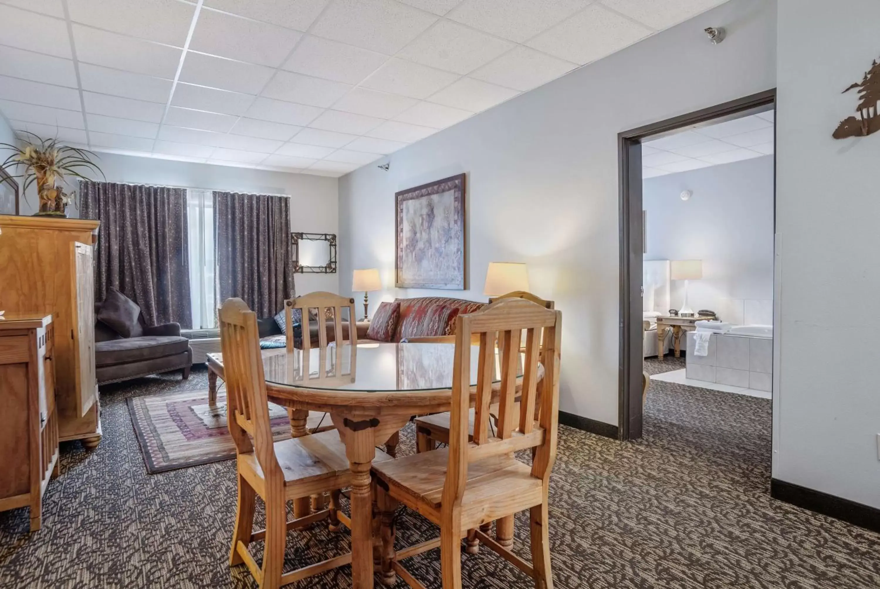 Photo of the whole room, Dining Area in Howard Johnson by Wyndham Rapid City