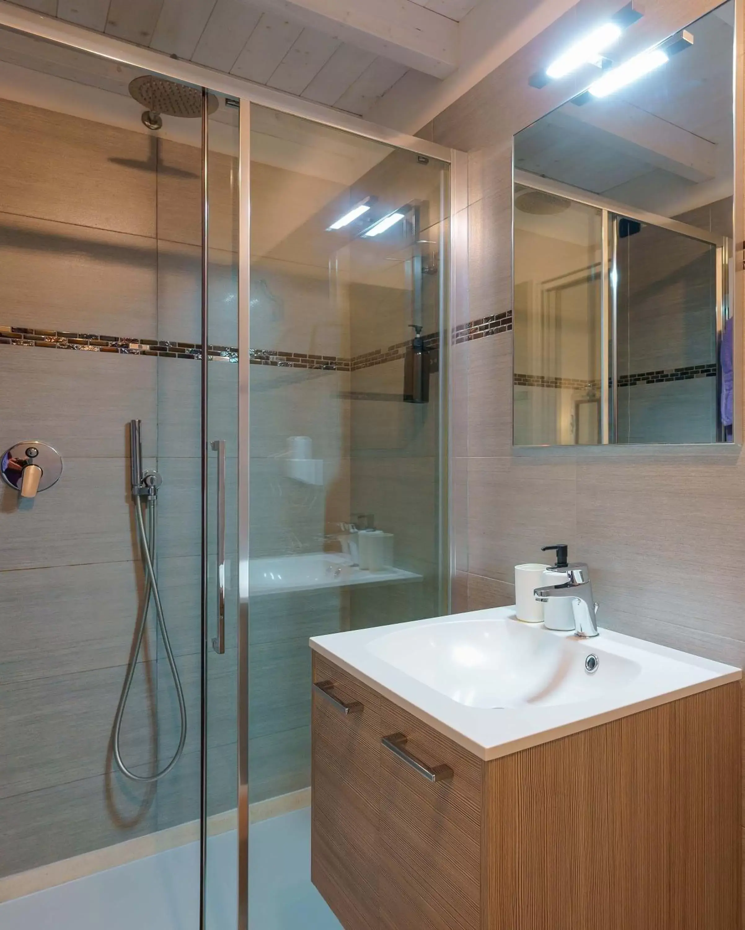 Shower, Bathroom in Il Cagliarese B&B