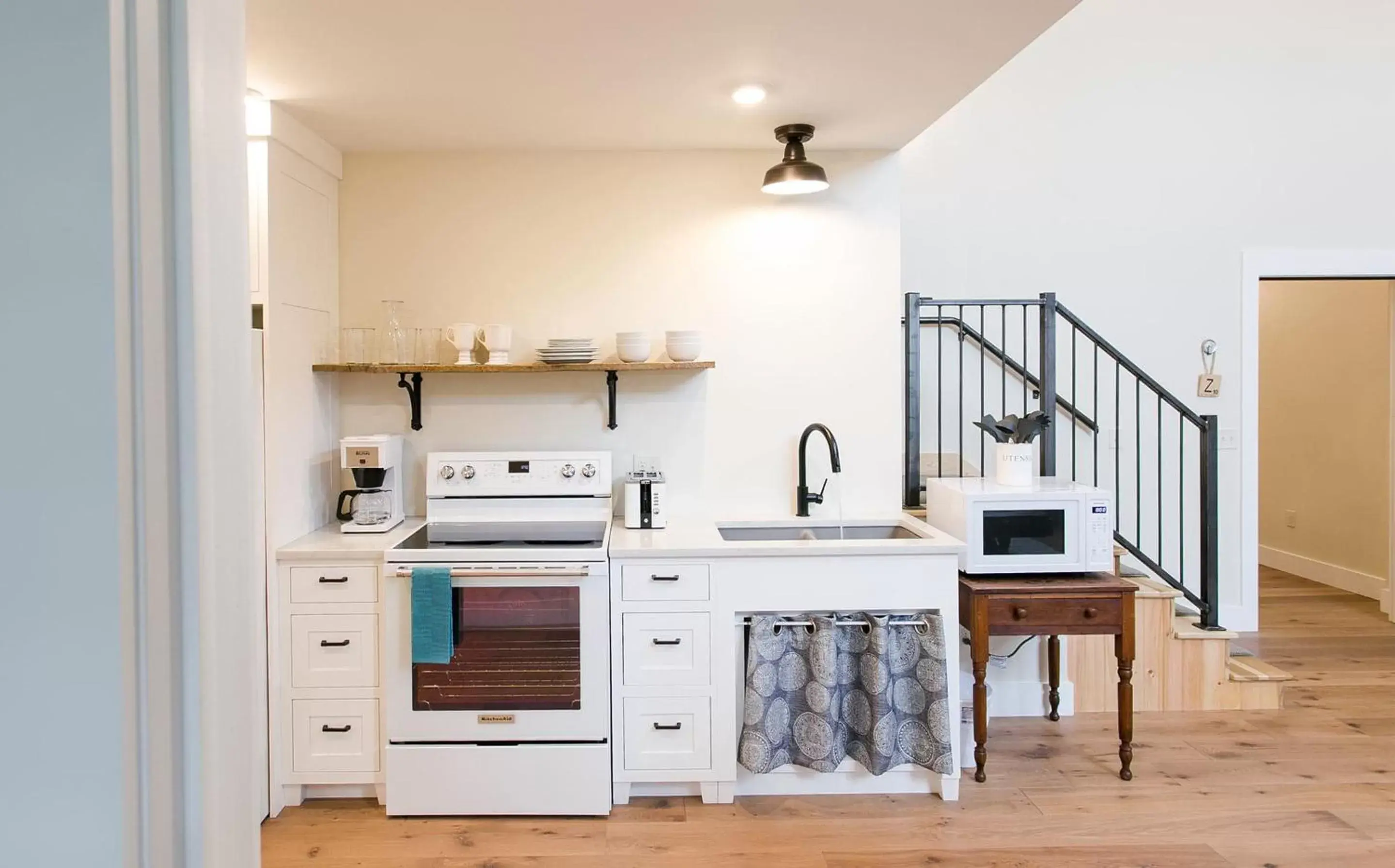 Kitchen or kitchenette, Kitchen/Kitchenette in Farmhouse Suites by Amish Country Lodging