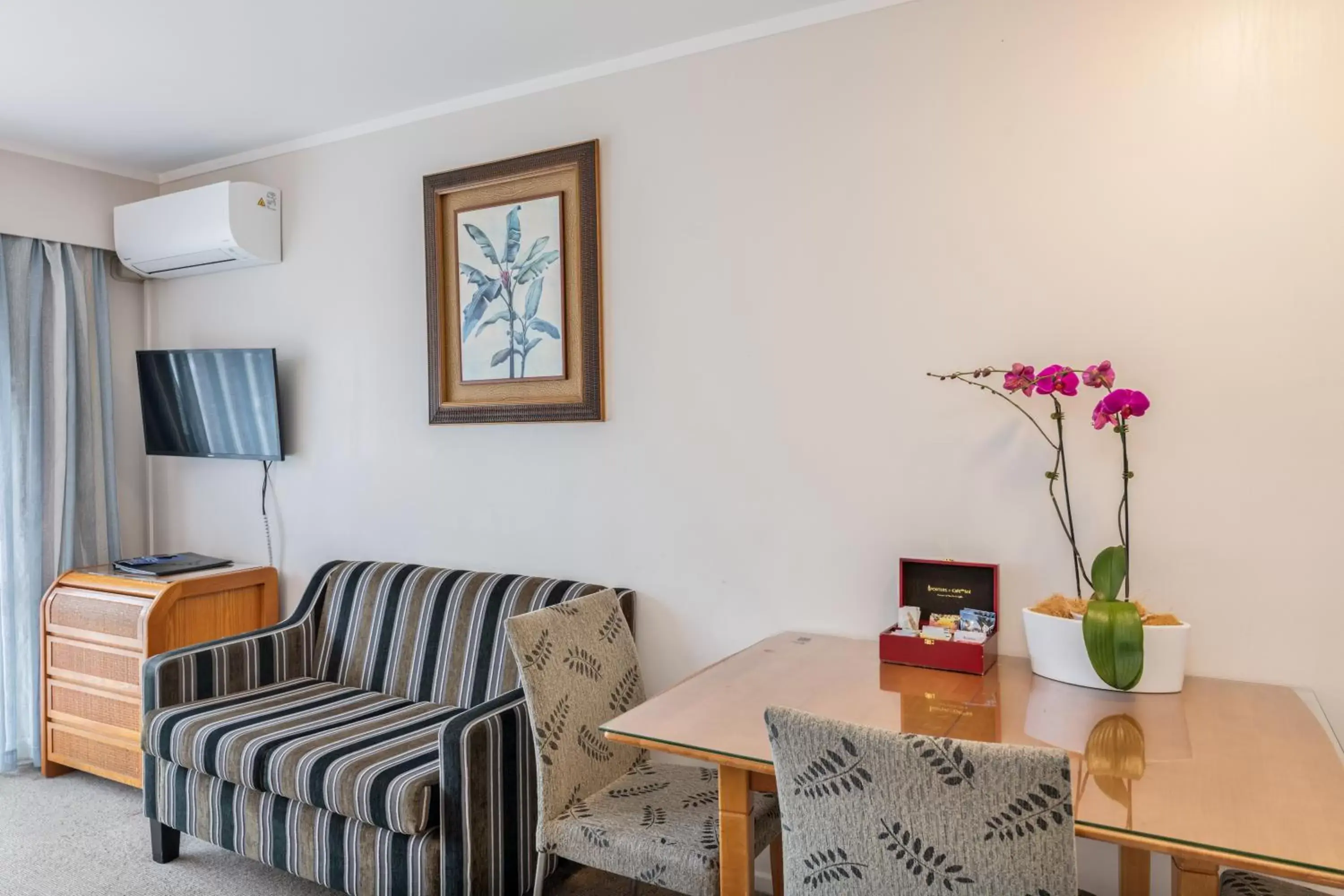 Living room, Seating Area in Best Western Newmarket Inn & Suites