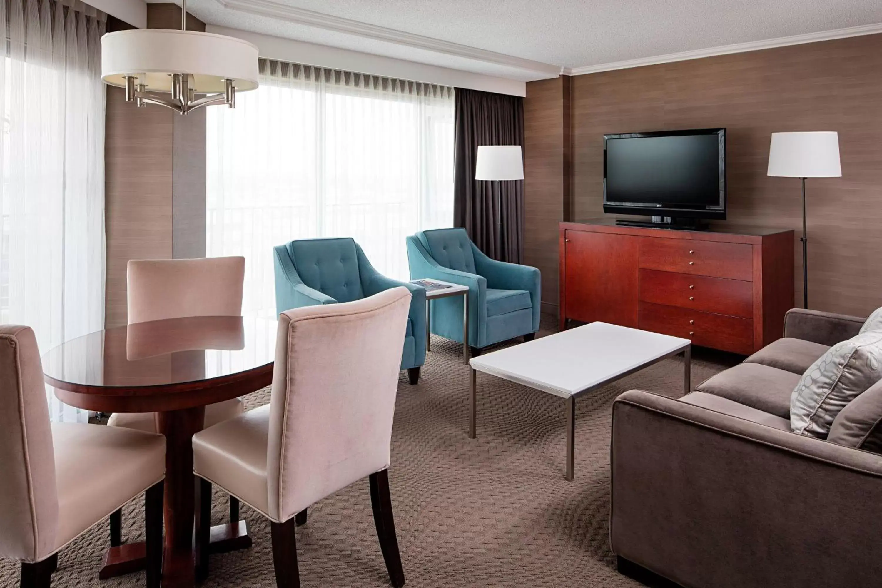 Living room, Seating Area in Sheraton Cavalier Calgary Hotel