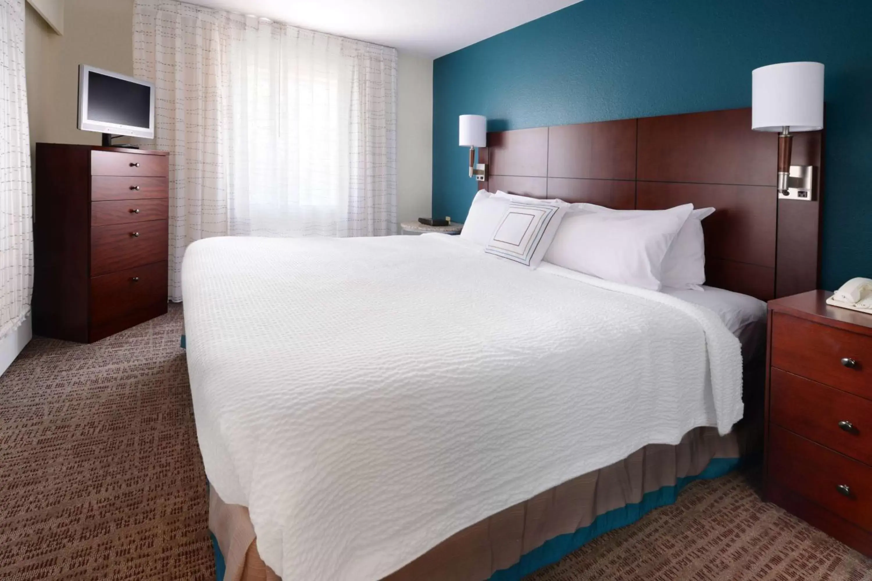Photo of the whole room, Bed in Sonesta ES Suites Dallas Medical Market Center