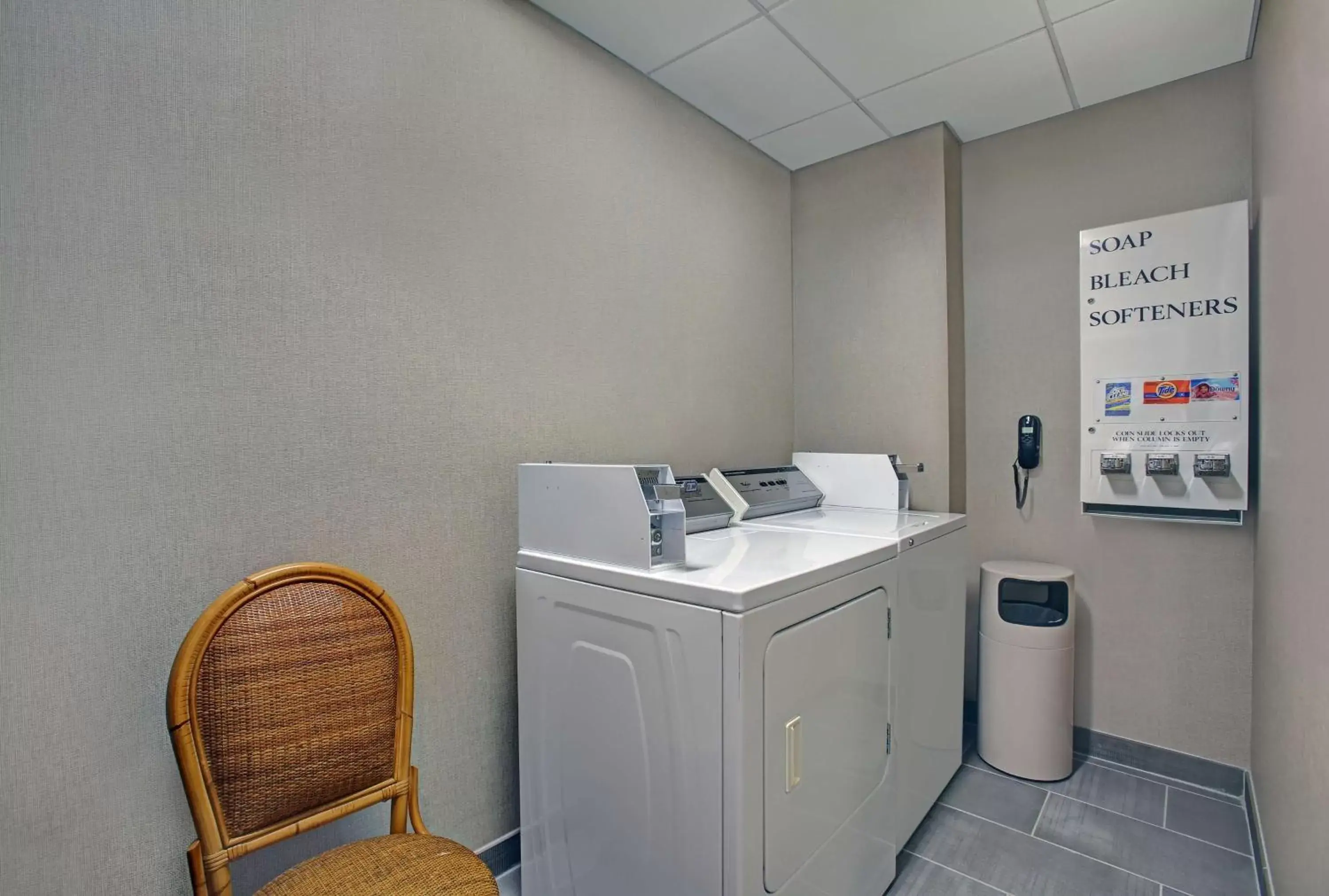 Photo of the whole room in Hampton Inn Salisbury