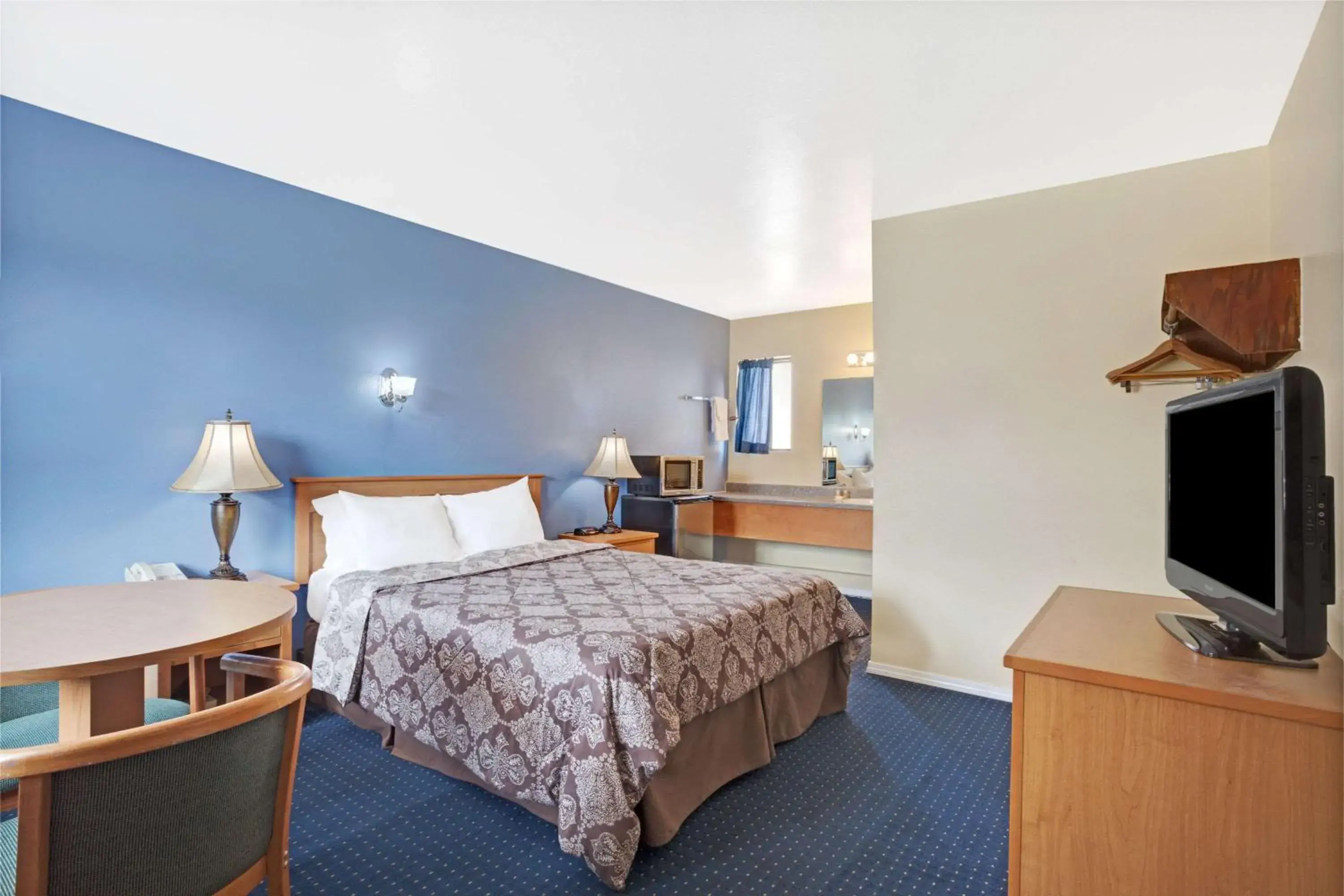 Photo of the whole room, Bed in Days Inn by Wyndham Seattle North of Downtown