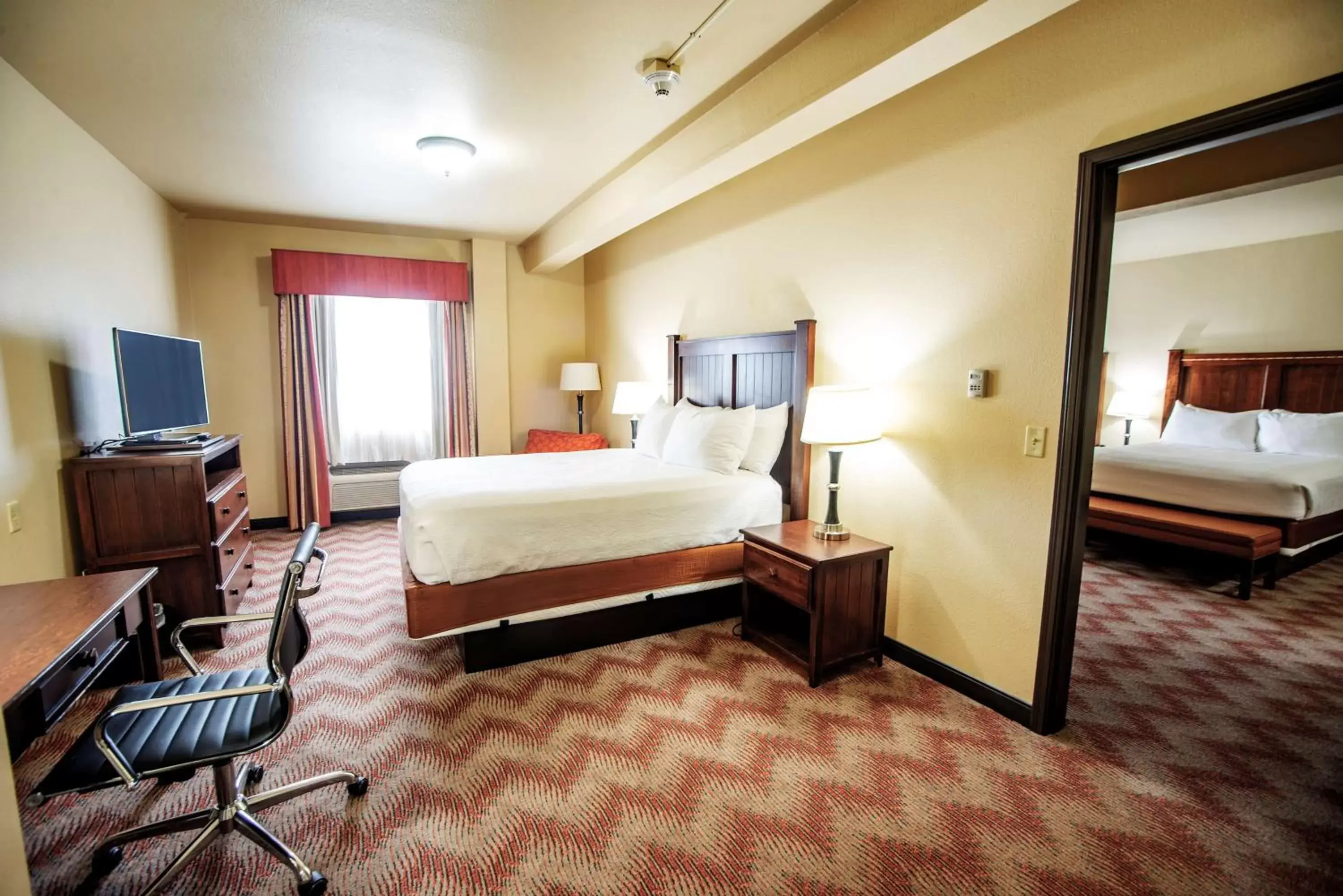 Photo of the whole room, Bed in Best Western PLUS Cimarron Hotel & Suites