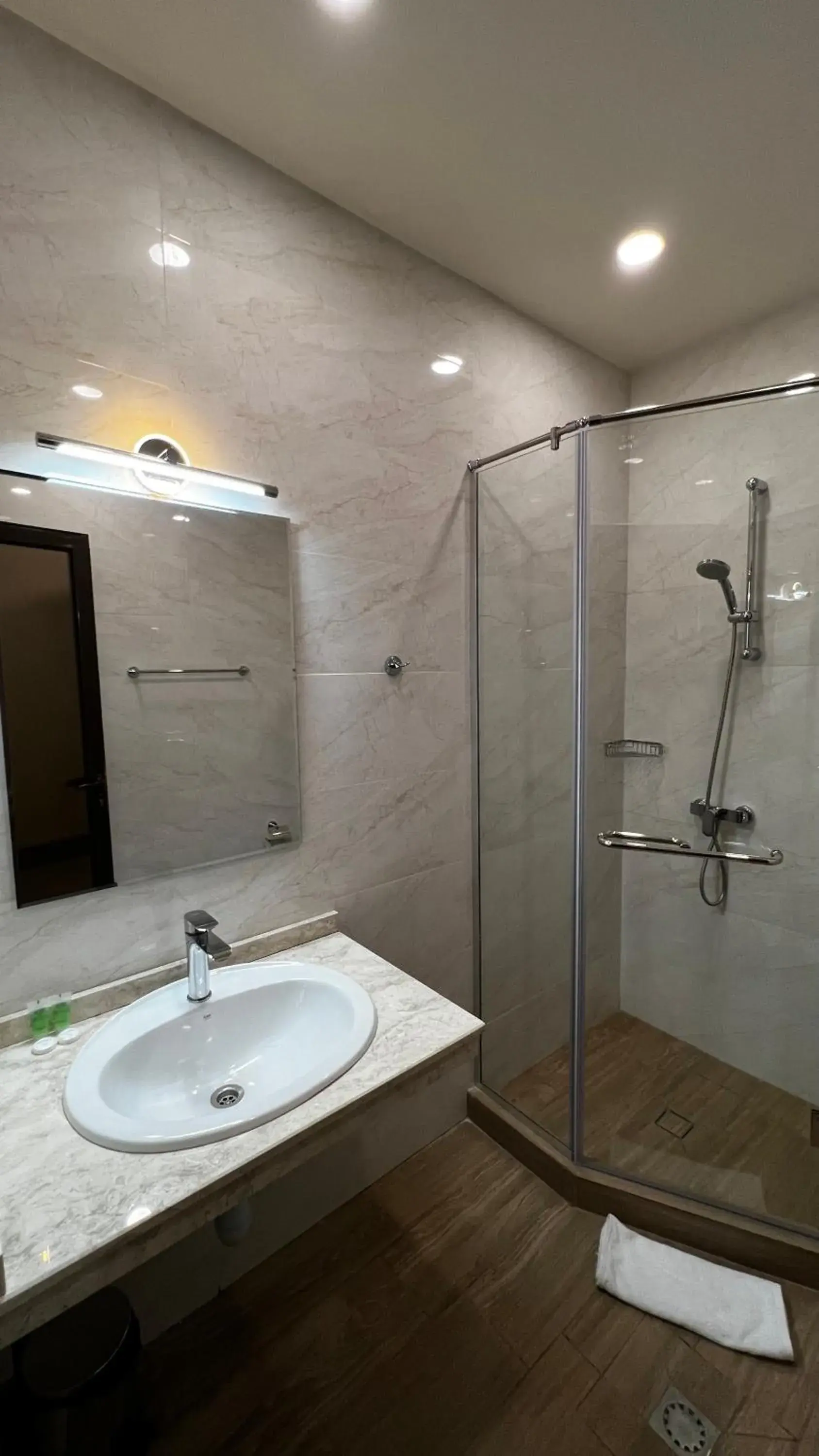 Shower, Bathroom in Olympia Garden Hotel
